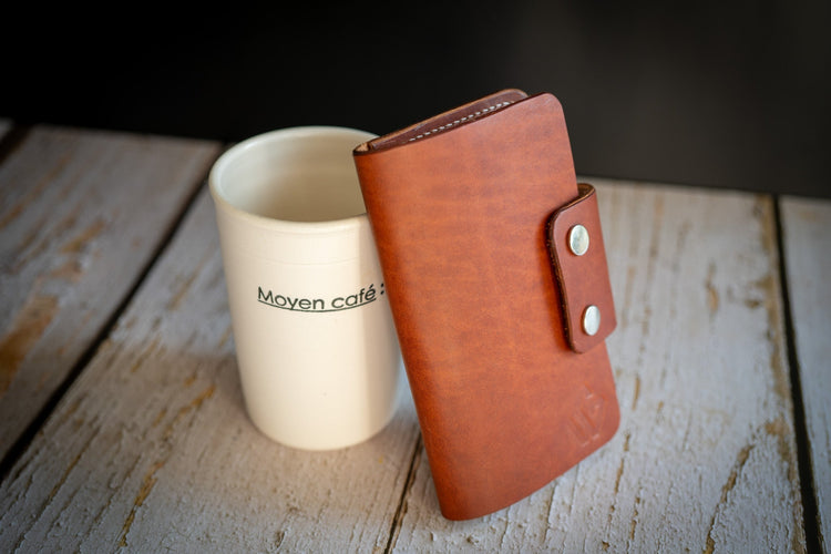The FN1 Field Notes Cover is a great little accessory for your daily writing needs! | Le FN1 Field Notes Cover est un petit accessoire génial pour vos besoins d'écriture quotidiens!