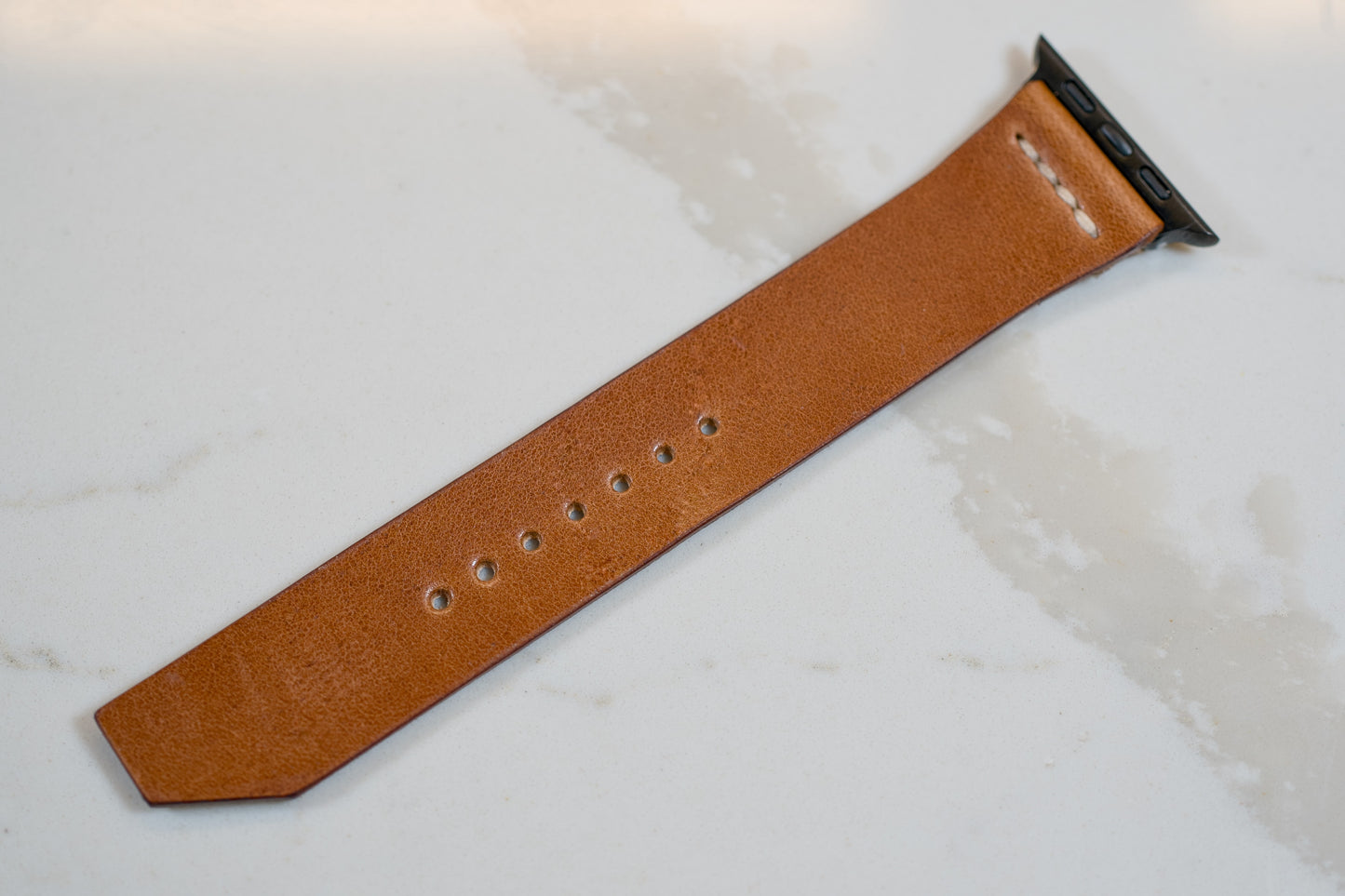 Buck Brown Apple Watch leather band featuring premium Wickett & Craig Traditional Harness leather, designed for both casual and formal occasions. | Bracelet en cuir marron clair pour Apple Watch fabriqué à partir de cuir Wickett & Craig Traditional Harness premium, conçu pour les occasions décontractées et formelles.