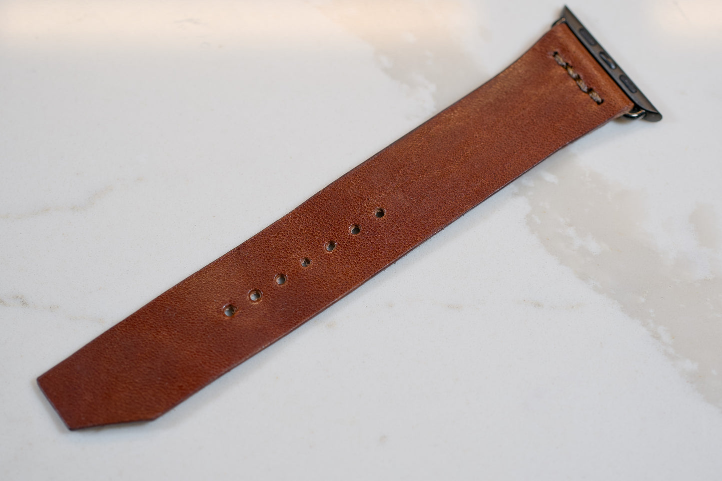 Medium Brown Apple Watch leather band crafted from durable and eco-friendly Wickett & Craig Traditional Harness leather, perfect for enhancing your Apple Watch. | Bracelet en cuir marron moyen pour Apple Watch fabriqué à partir de cuir Wickett & Craig Traditional Harness durable et écologique, parfait pour améliorer votre Apple Watch