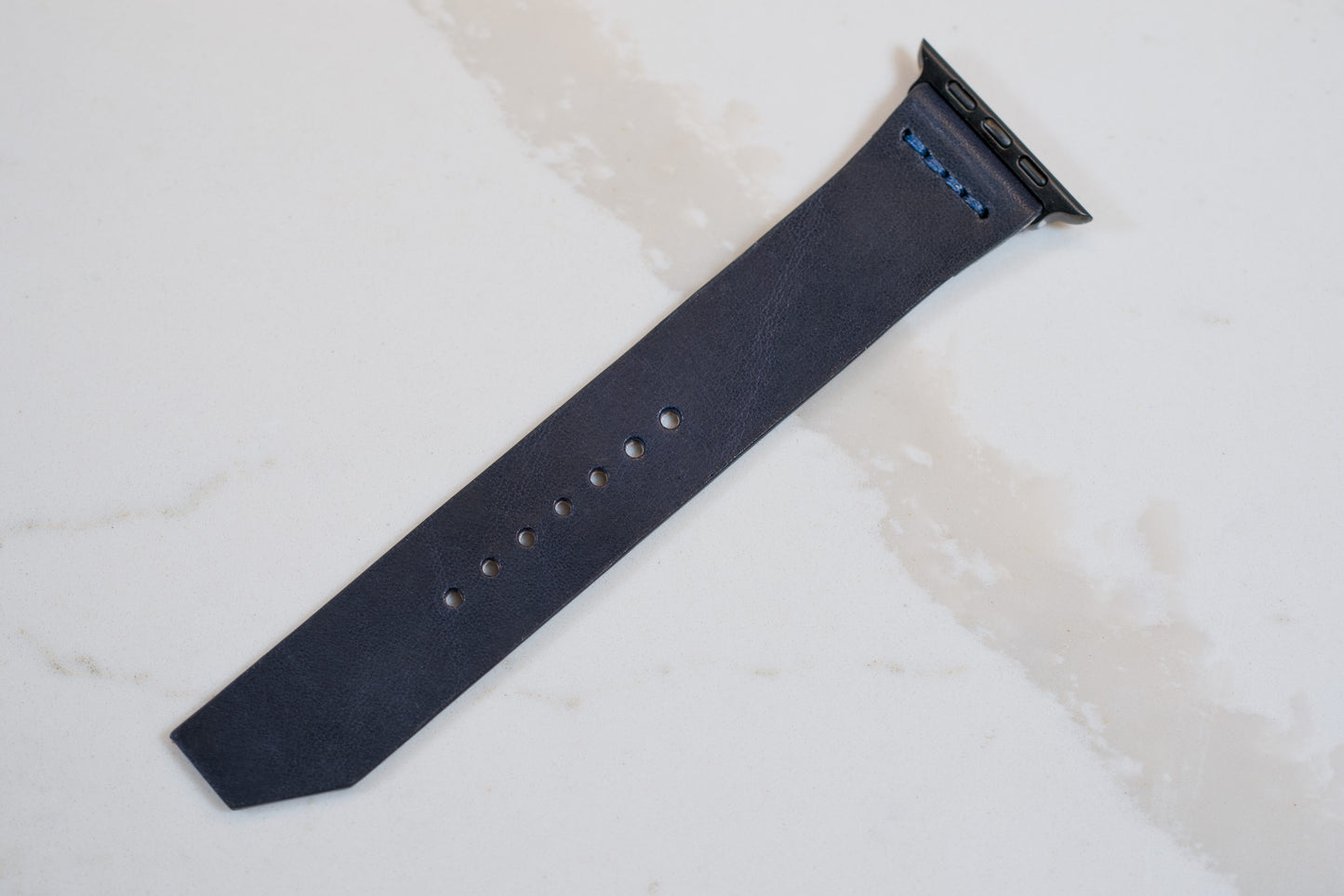 Navy Blue Apple Watch leather band made from high-quality Wickett & Craig Traditional Harness leather, perfect for adding a touch of sophistication to your wrist. | Bracelet en cuir bleu marine pour Apple Watch fabriqué à partir de cuir Wickett & Craig Traditional Harness de haute qualité, parfait pour ajouter une touche de sophistication à votre poignet.