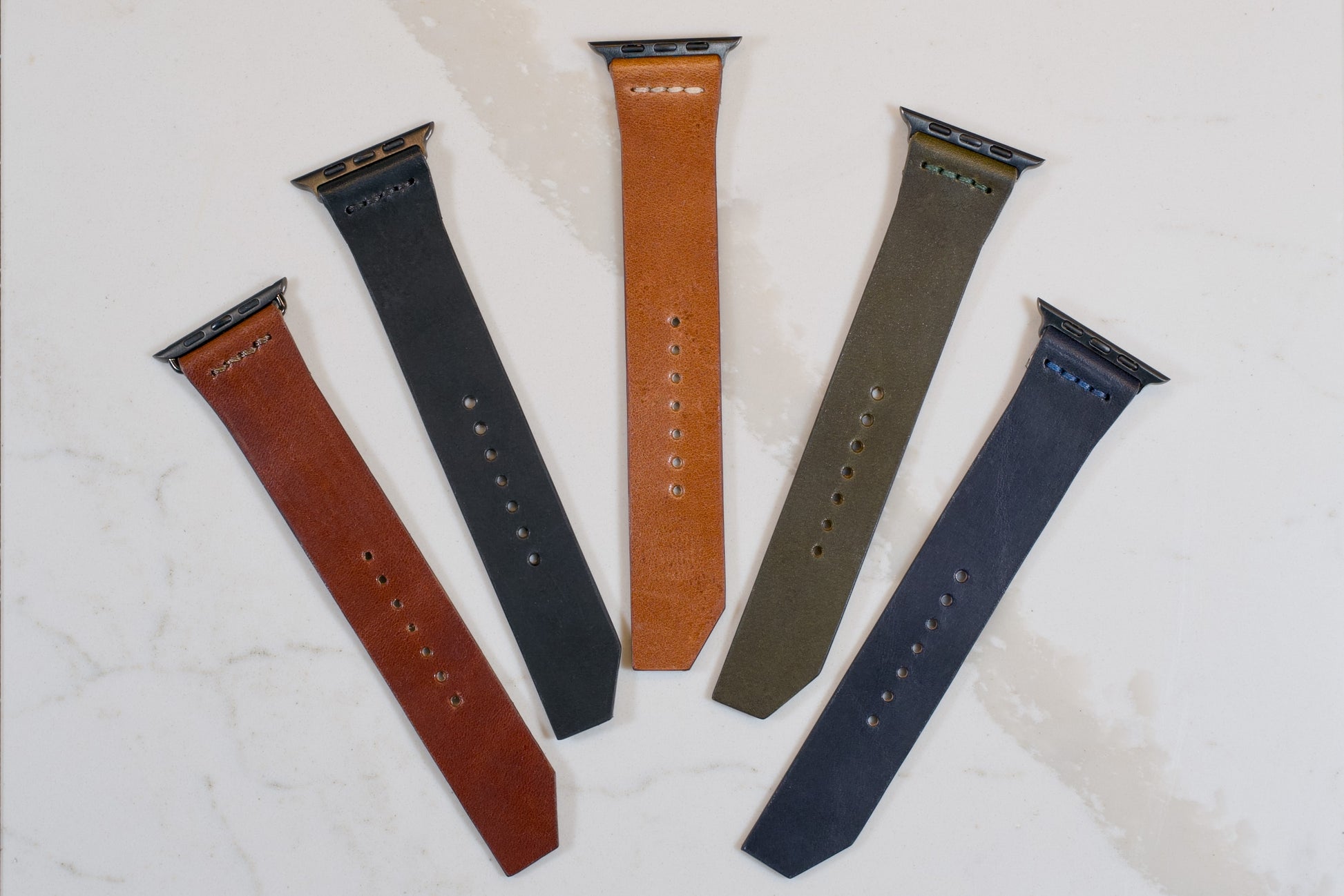 All colors of premium Apple Watch leather bands crafted from Wickett & Craig Traditional Harness leather, offering timeless elegance and unmatched durability. | Toutes les couleurs des bracelets en cuir premium pour Apple Watch fabriqués à partir de cuir Wickett & Craig Traditional Harness, offrant une élégance intemporelle et une durabilité inégalée.
