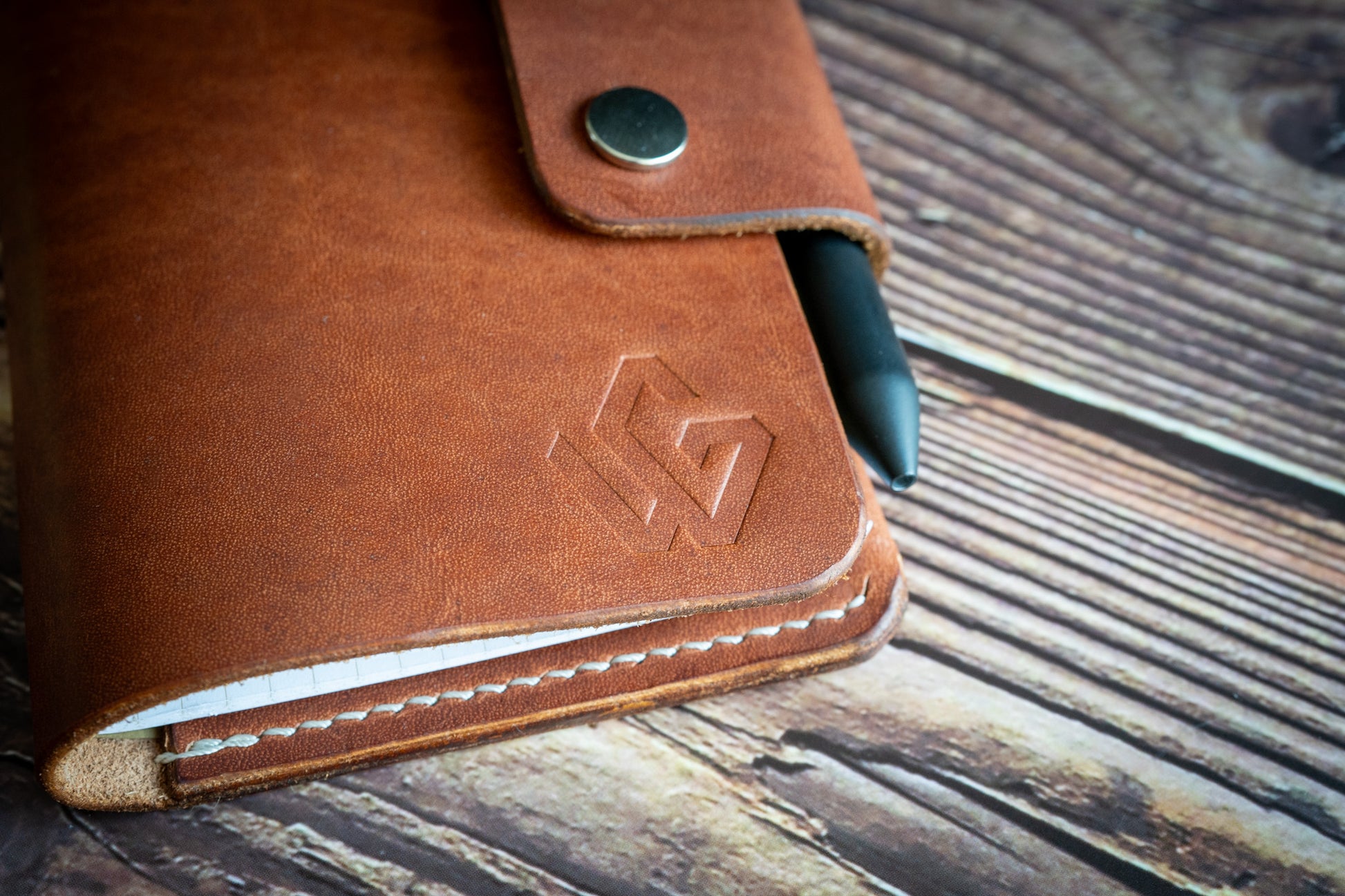 Closeup of FN1 Field Notes leather cover in English Tan | Gros plan de la couverture en cuir Field Notes FN1 en Tan anglais