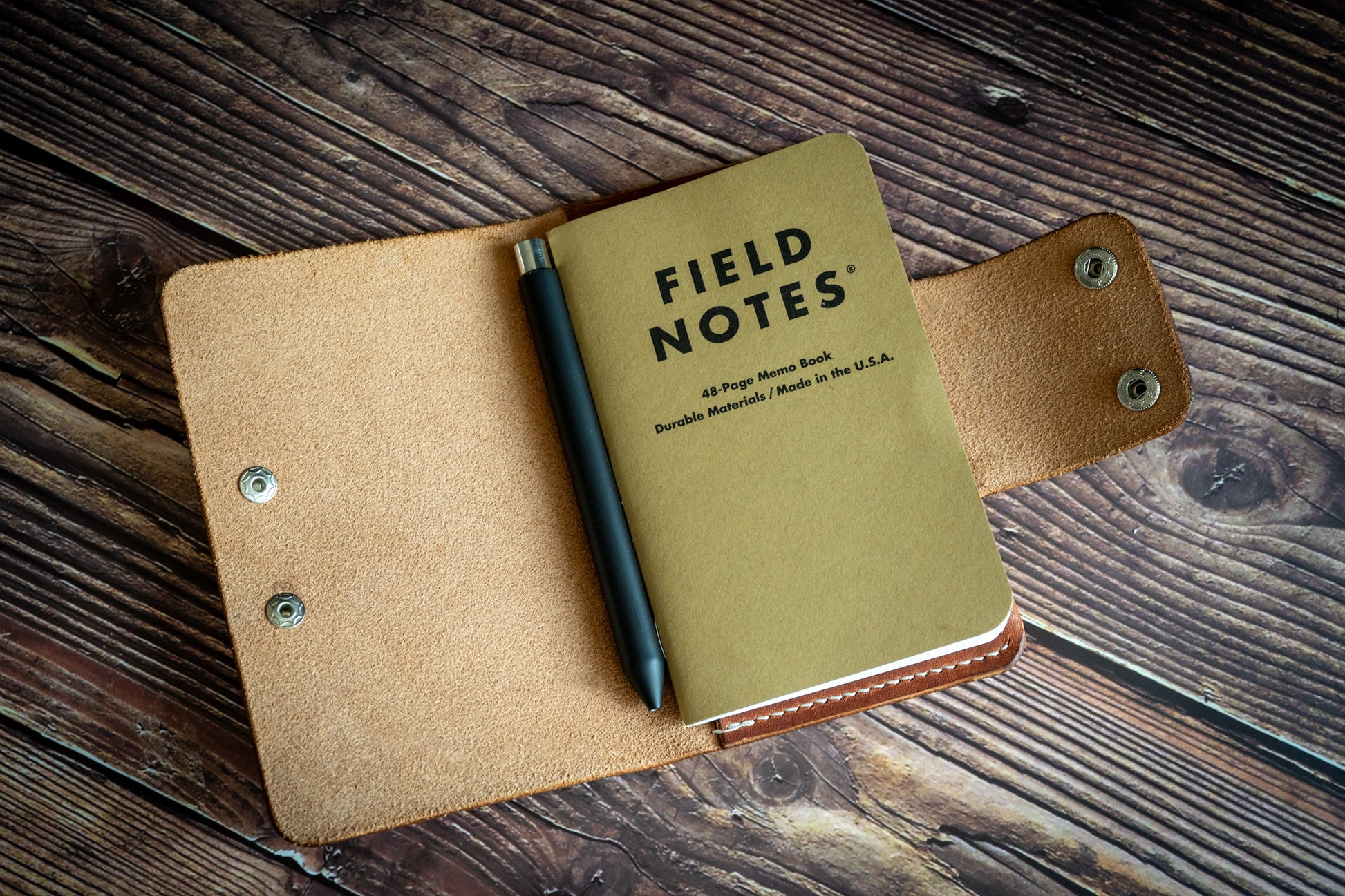 FN1 Field Notes leather cover opened up | Couverture en cuir Field Notes FN1 ouverte