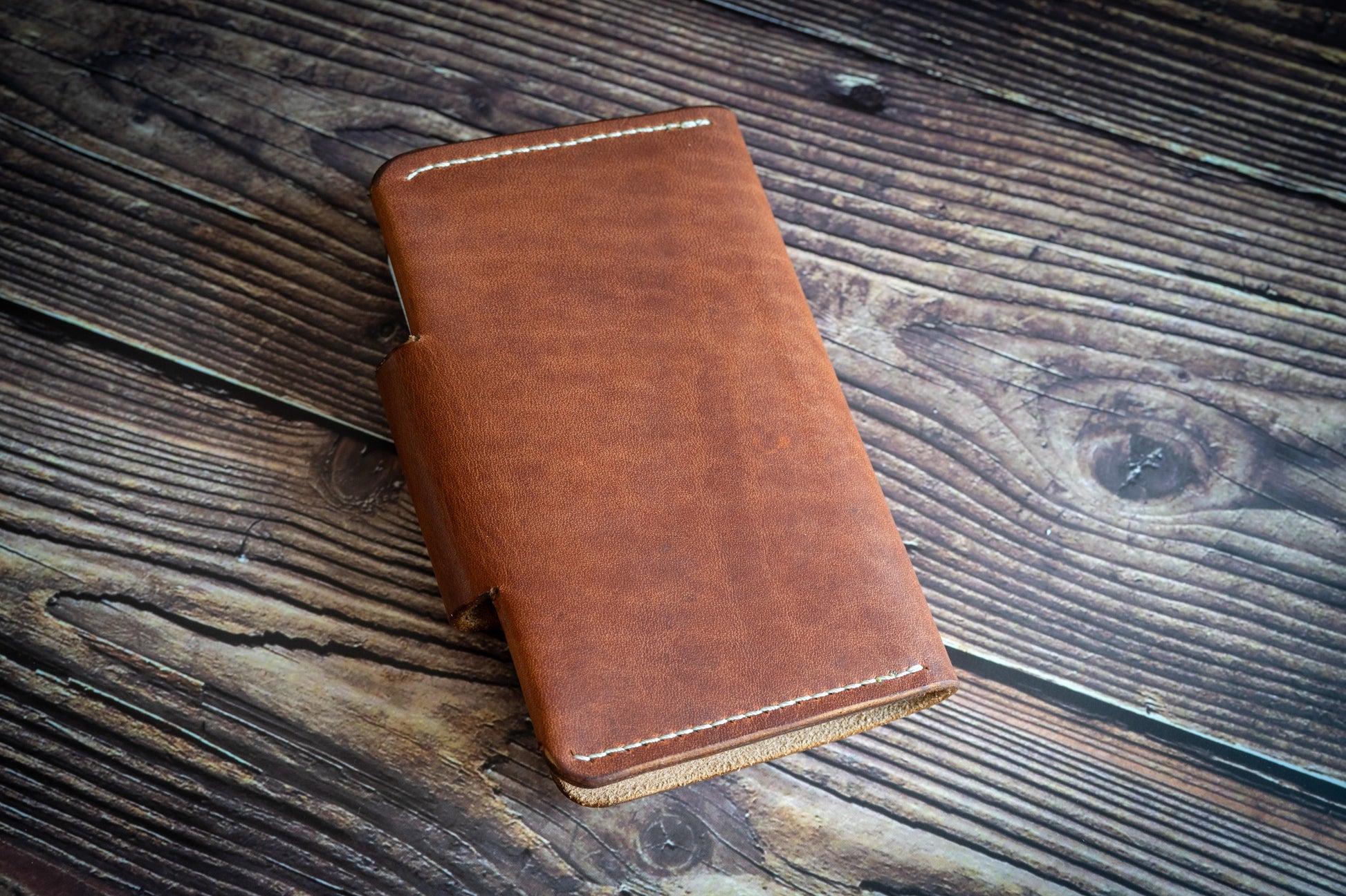 Back side of FN1 Field Notes leather cover in English Tan | Verso de la couverture en cuir Field Notes FN1 en Tan anglais
