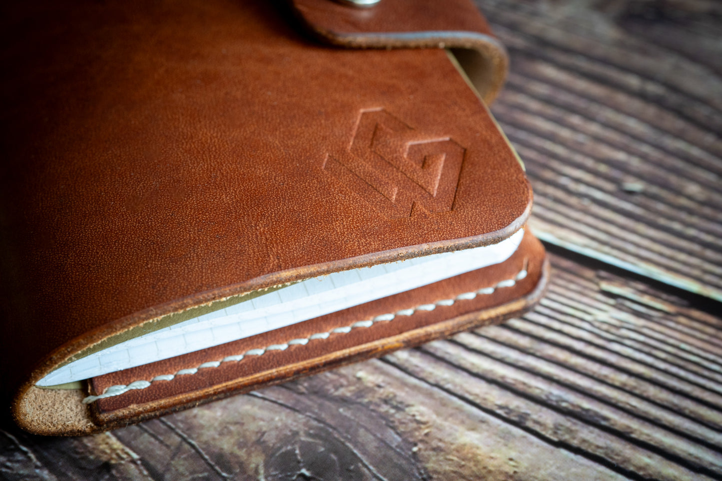 Another closeup of FN1 Field Notes leather cover in English Tan | Autre gros plan de la couverture en cuir Field Notes FN1 en Tan anglais