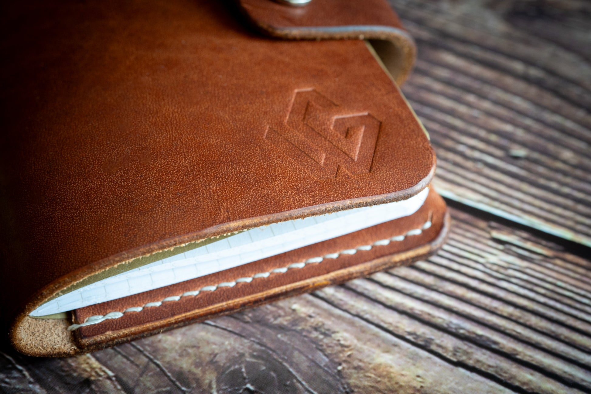 Another closeup of FN1 Field Notes leather cover in English Tan | Autre gros plan de la couverture en cuir Field Notes FN1 en Tan anglais