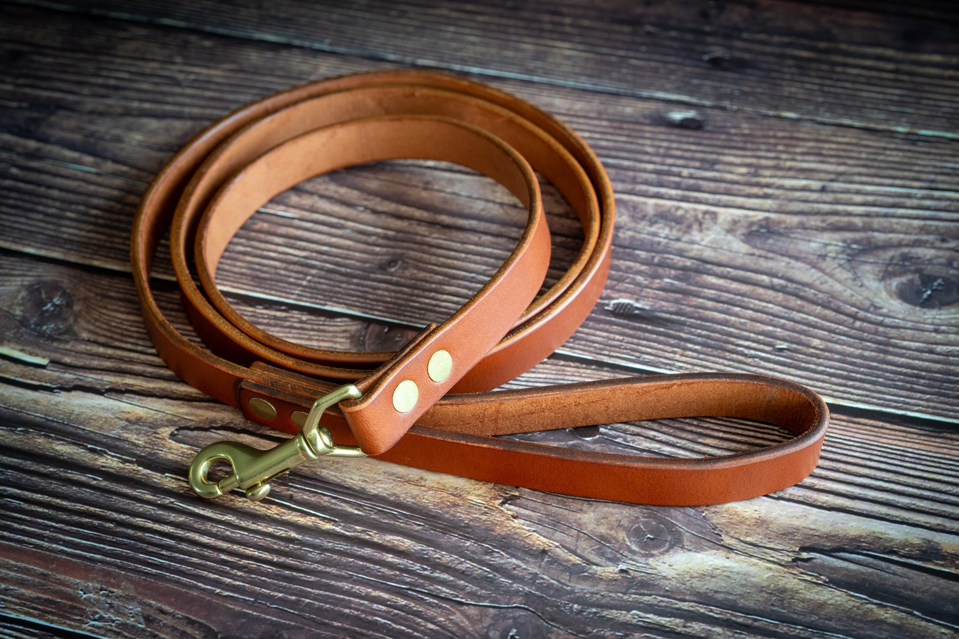 Handcrafted vegetable tanned leather dog leash in chestnut | Laisse pour chien en cuir tanné végétal fait à la main en châtaigne