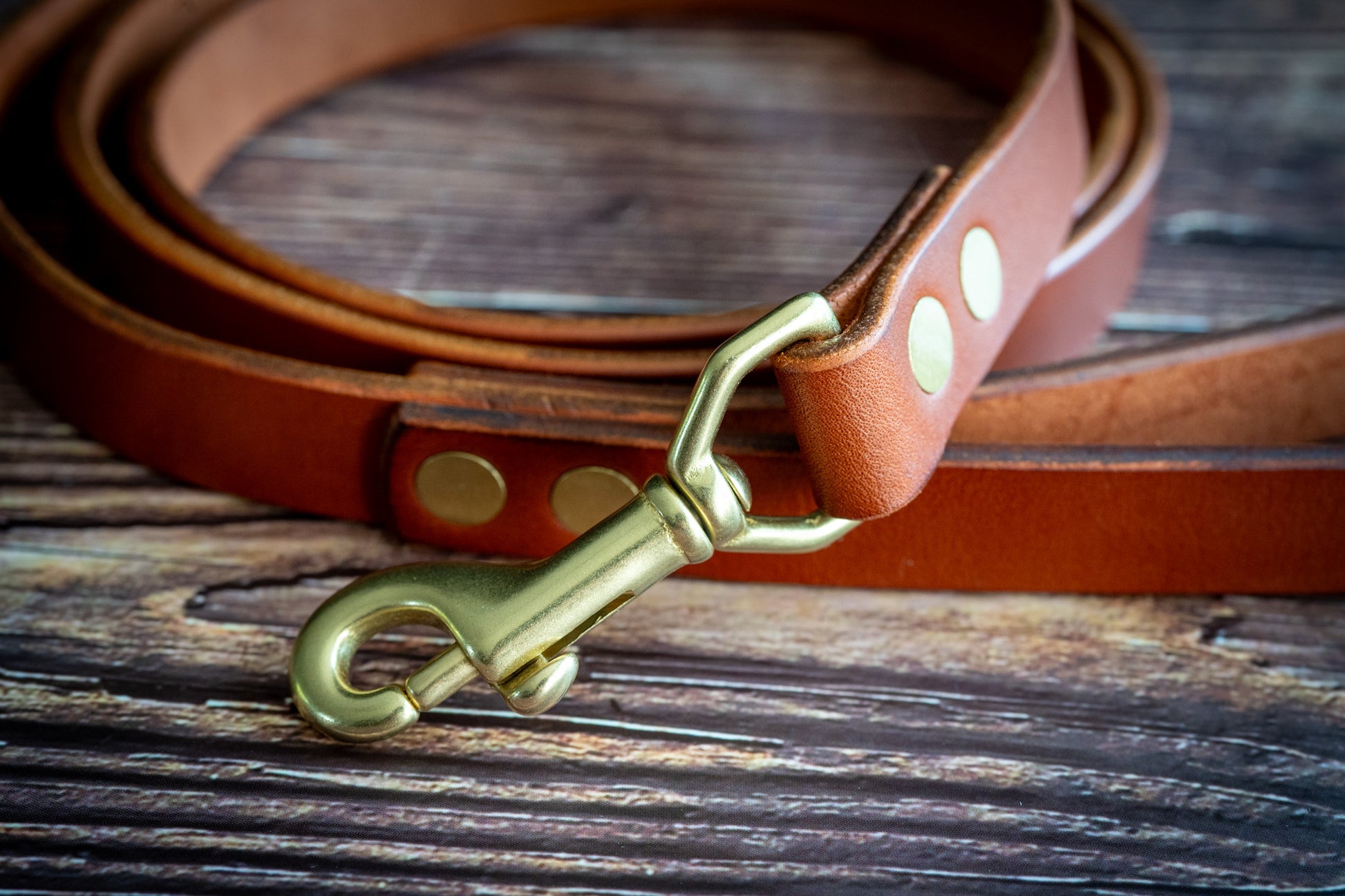 Handcrafted vegetable tanned leather dog leash in chestnut | Laisse pour chien en cuir tanné végétal fait à la main en châtaigne