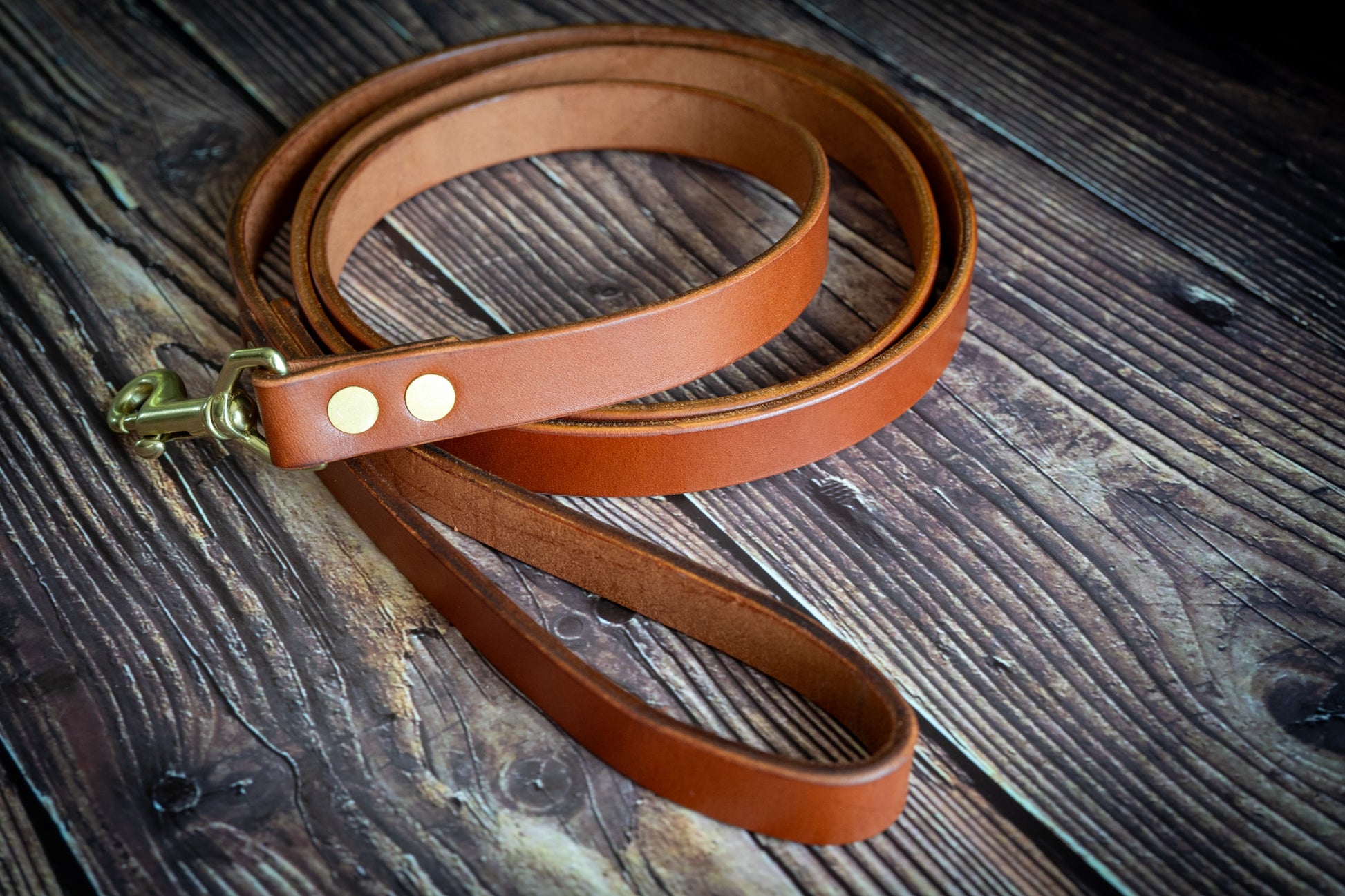 Handcrafted vegetable tanned leather dog leash in chestnut | Laisse pour chien en cuir tanné végétal fait à la main en châtaigne