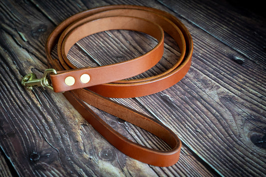 Handcrafted vegetable tanned leather dog leash in chestnut | Laisse pour chien en cuir tanné végétal fait à la main en châtaigne
