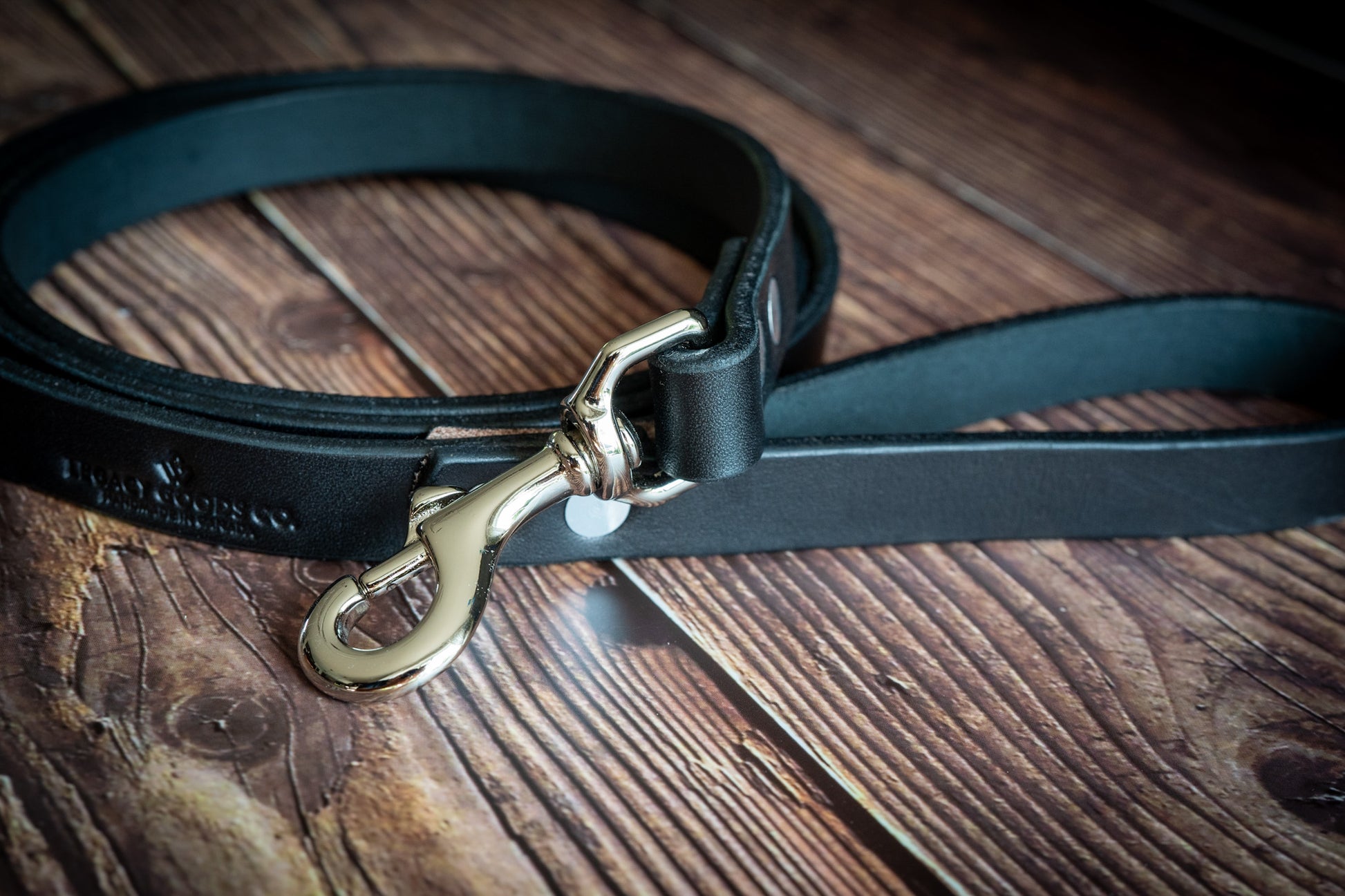 Handcrafted vegetable tanned leather dog leash in black | Laisse pour chien en cuir tanné végétal fait à la main en noir