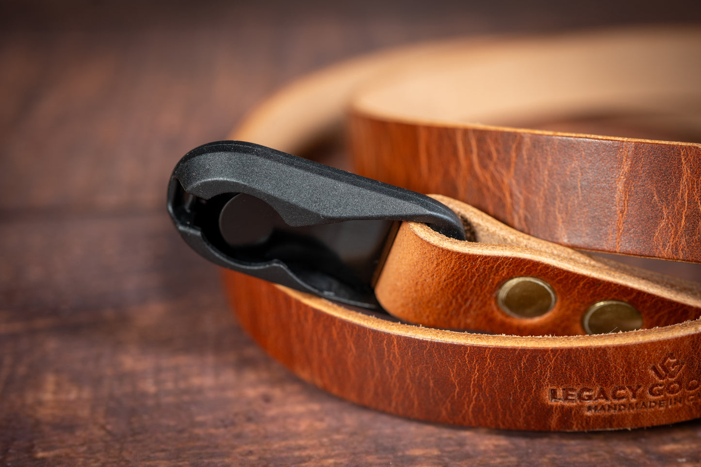 Vegetable Tanned Leather Camera Strap Developing Unique Patina Over Time | Sangle d'appareil photo en cuir tanné végétal développant une patine unique au fil du temps