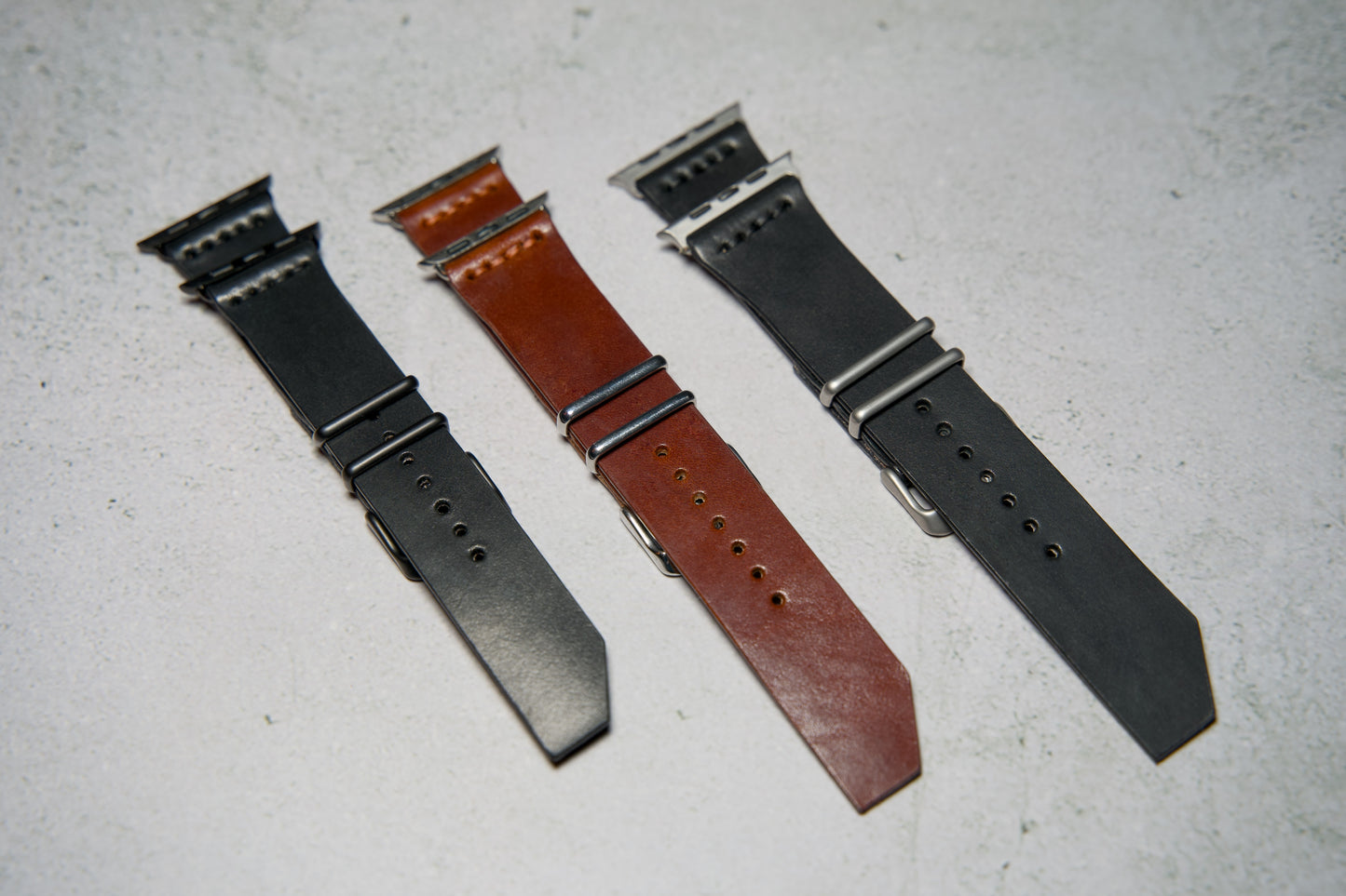 Premium Apple Watch leather band made from Wickett & Craig harness leather | Bracelet en cuir premium pour Apple Watch fabriqué en cuir de harnais Wickett & Craig