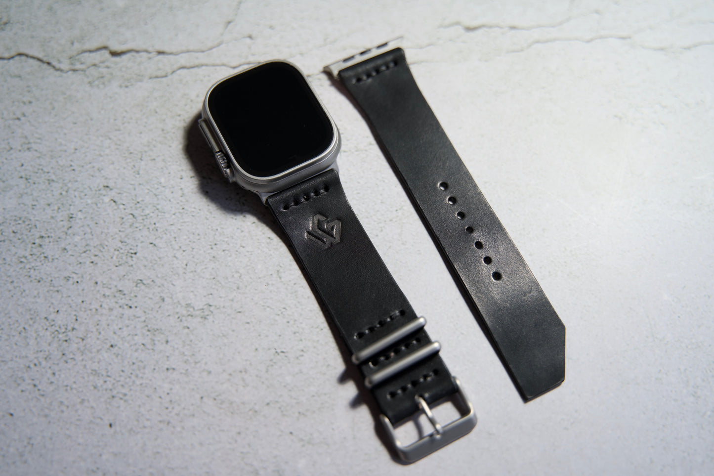 Sleek and versatile leather band for Apple Watch | Bracelet en cuir élégant et polyvalent pour Apple Watch