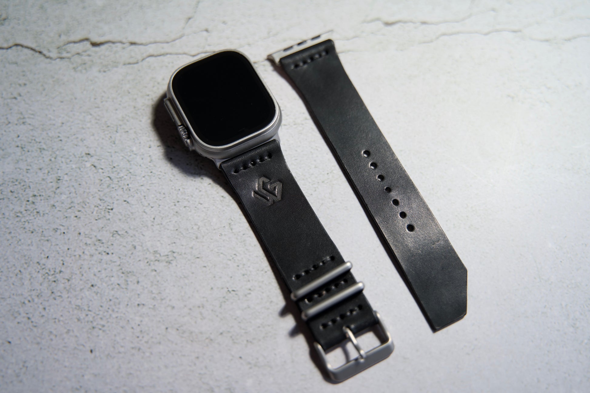 Sleek and versatile leather band for Apple Watch | Bracelet en cuir élégant et polyvalent pour Apple Watch