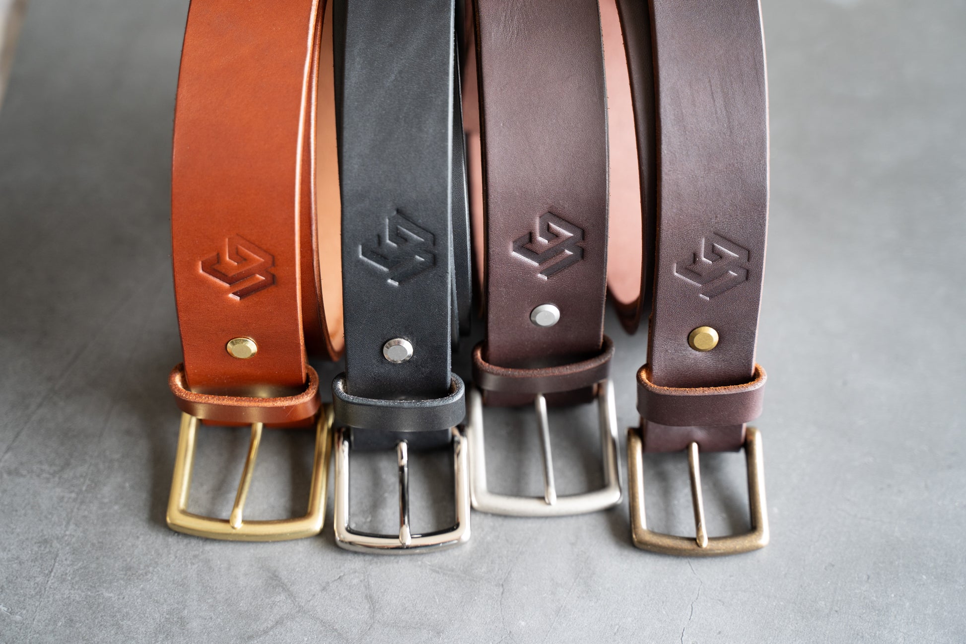 Four vertical photos showcasing the forging, plating, and inspection of high-quality brass hardware at Buckleguy's factory, used in the Timeless Belt. | Quatre photos verticales montrant le forgeage, le placage et l'inspection de la quincaillerie en laiton de haute qualité à l'usine de Buckleguy, utilisée dans la ceinture intemporelle.