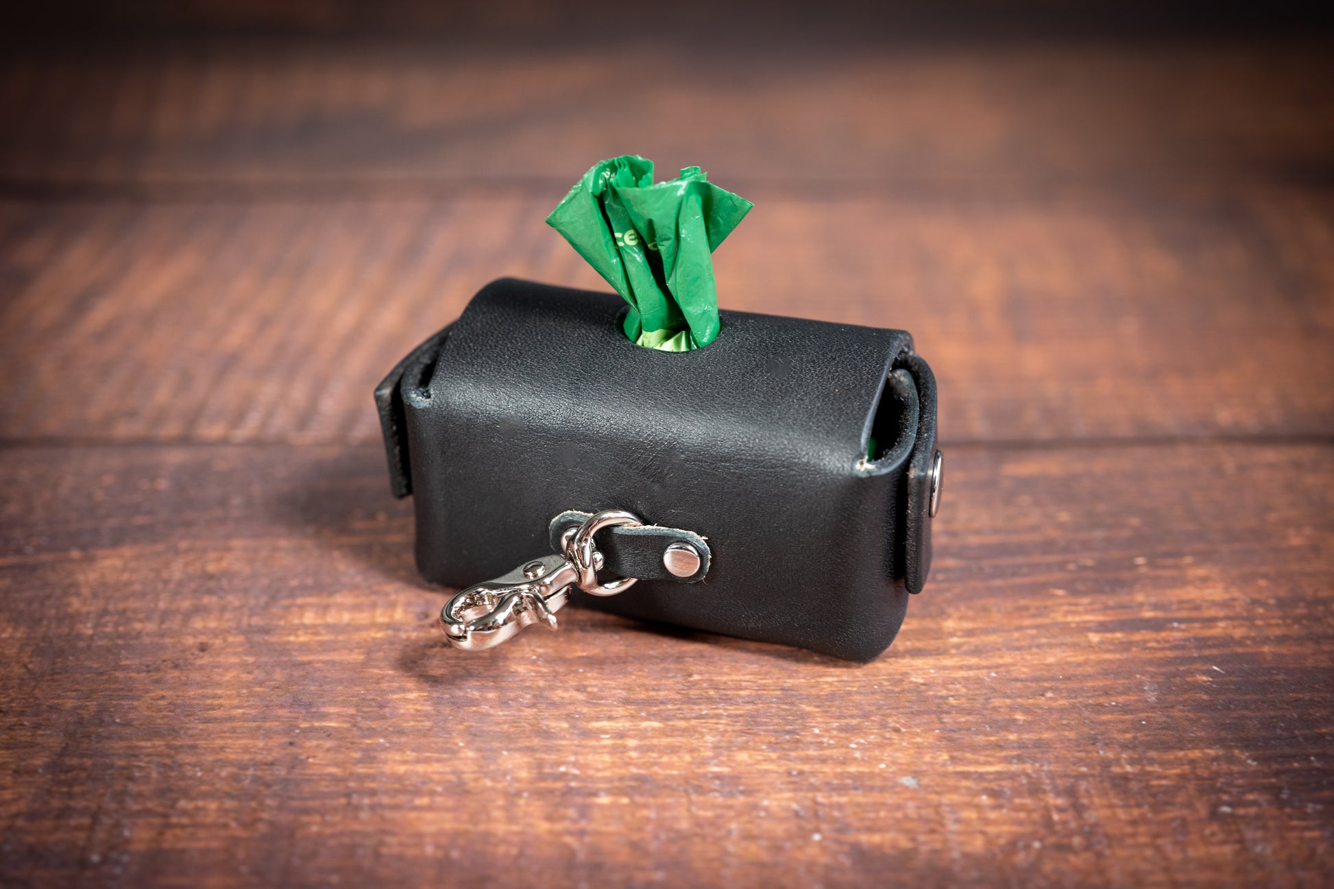 Black Leather Dog Poop Bag Holder with Nickel Hardware | Porte-sac à crottes pour chien en cuir noir avec quincaillerie en nickel