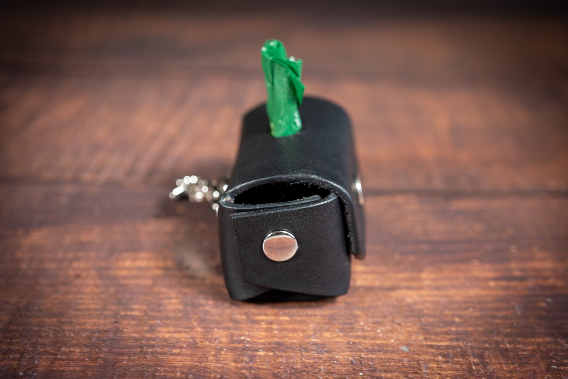 Sophisticated Poop Bag Holder Made from High-Quality Leather | Porte-sac à crottes sophistiqué fabriqué en cuir de haute qualité