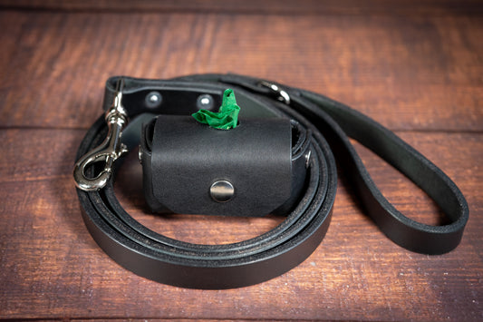 Eco-friendly Leather Dog Walking Gear from the Dog Walker Bundle, reflecting a commitment to sustainable practices | Équipement de promenade pour chien en cuir écologique du pack Dog Walker, reflétant un engagement envers des pratiques durables