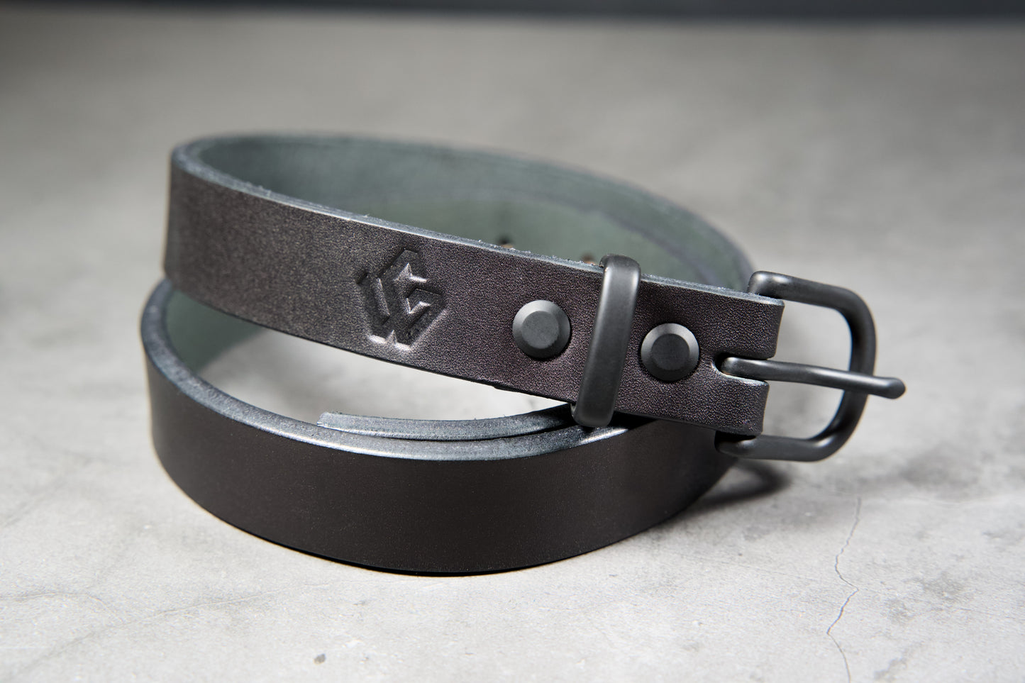 Handcrafted women's leather belt with unmatched durability and style. | Ceinture en cuir pour femmes faite à la main, avec une durabilité et un style incomparables.
