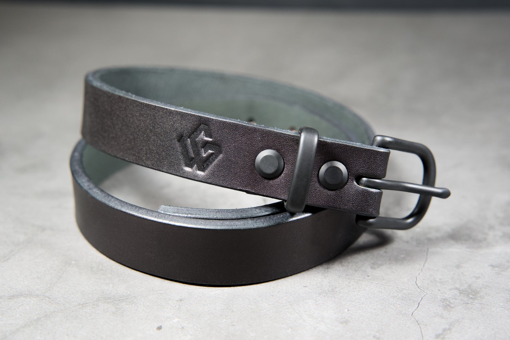 Handcrafted women's leather belt with unmatched durability and style. | Ceinture en cuir pour femmes faite à la main, avec une durabilité et un style incomparables.
