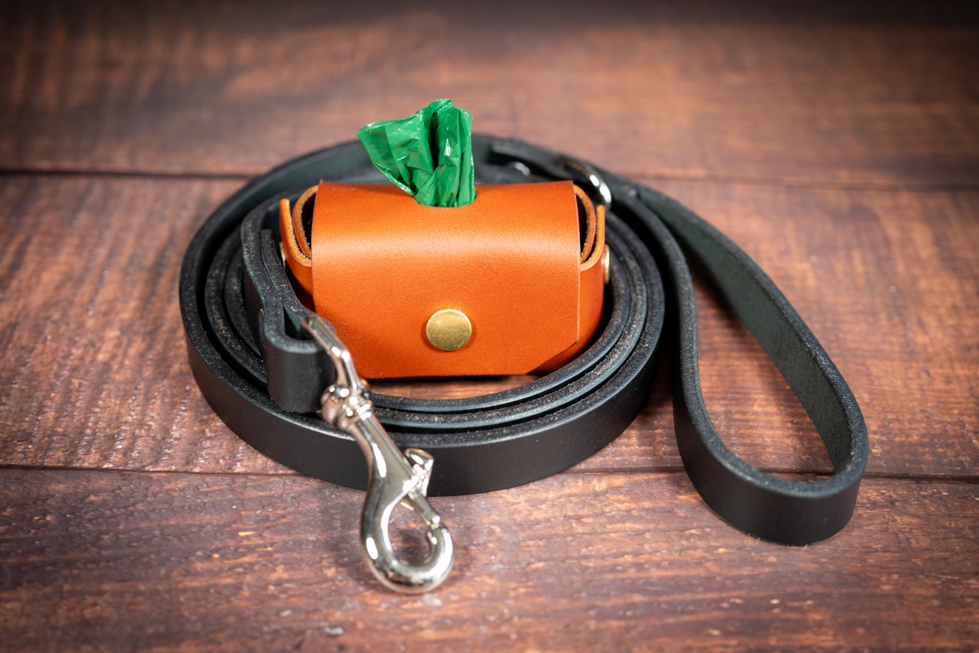 Durable Leather Poop Bag Holder for Responsible Dog Owners | Porte-sac à crottes en cuir durable pour les propriétaires de chiens responsables