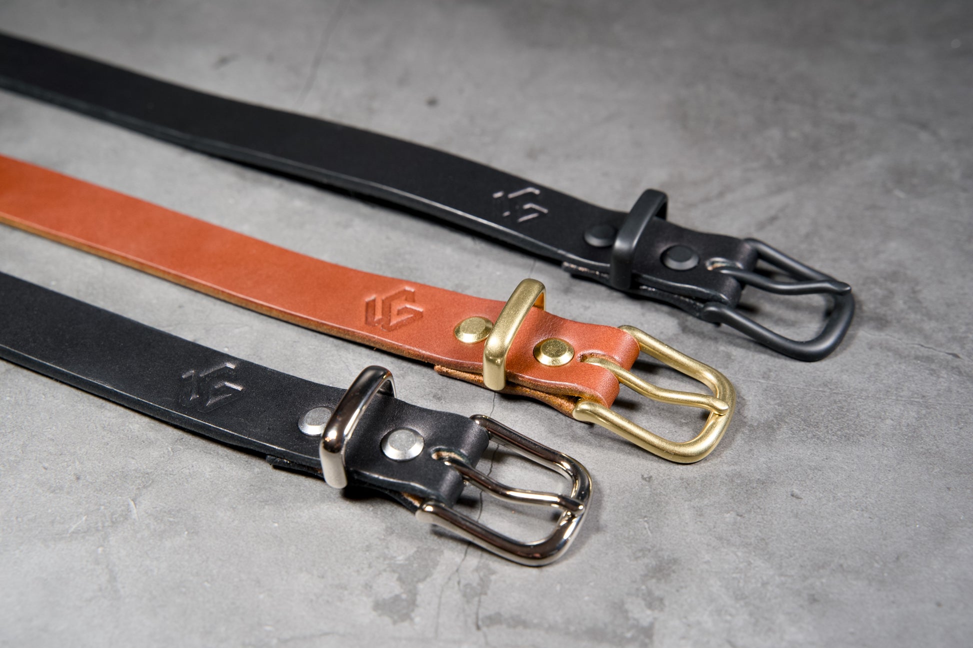 Classic design women's leather belt for both casual and formal wear. | Ceinture en cuir pour femmes au design classique, pour une tenue décontractée ou formelle.