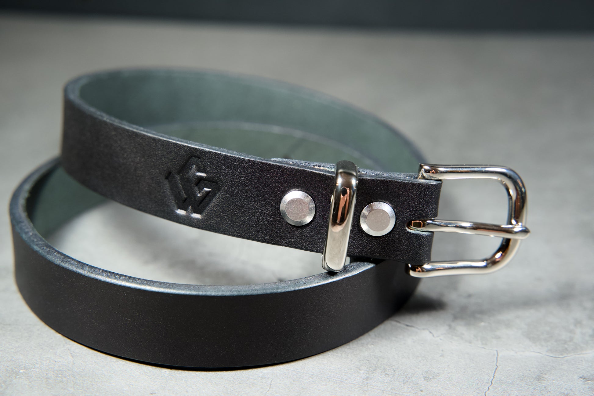 Durable leather belt designed for women, made to last. | Ceinture en cuir durable conçue pour les femmes, faite pour durer.