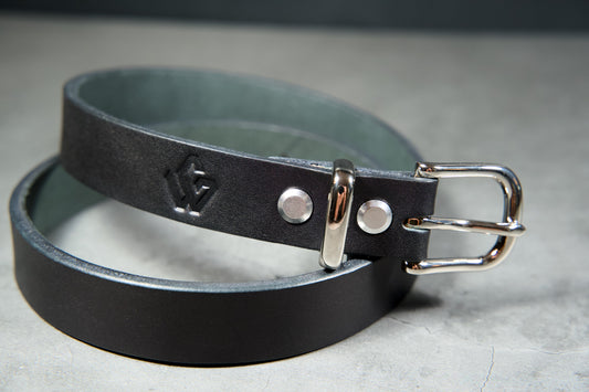 Durable leather belt designed for women, made to last. | Ceinture en cuir durable conçue pour les femmes, faite pour durer.