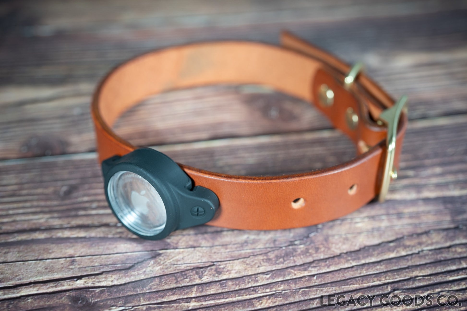 Handmade leather dog collar 1-inch in chestnut with Airtag holder | Collier pour chien en cuir fait à la main de 1 pouce en châtaigne avec porte-Airtag