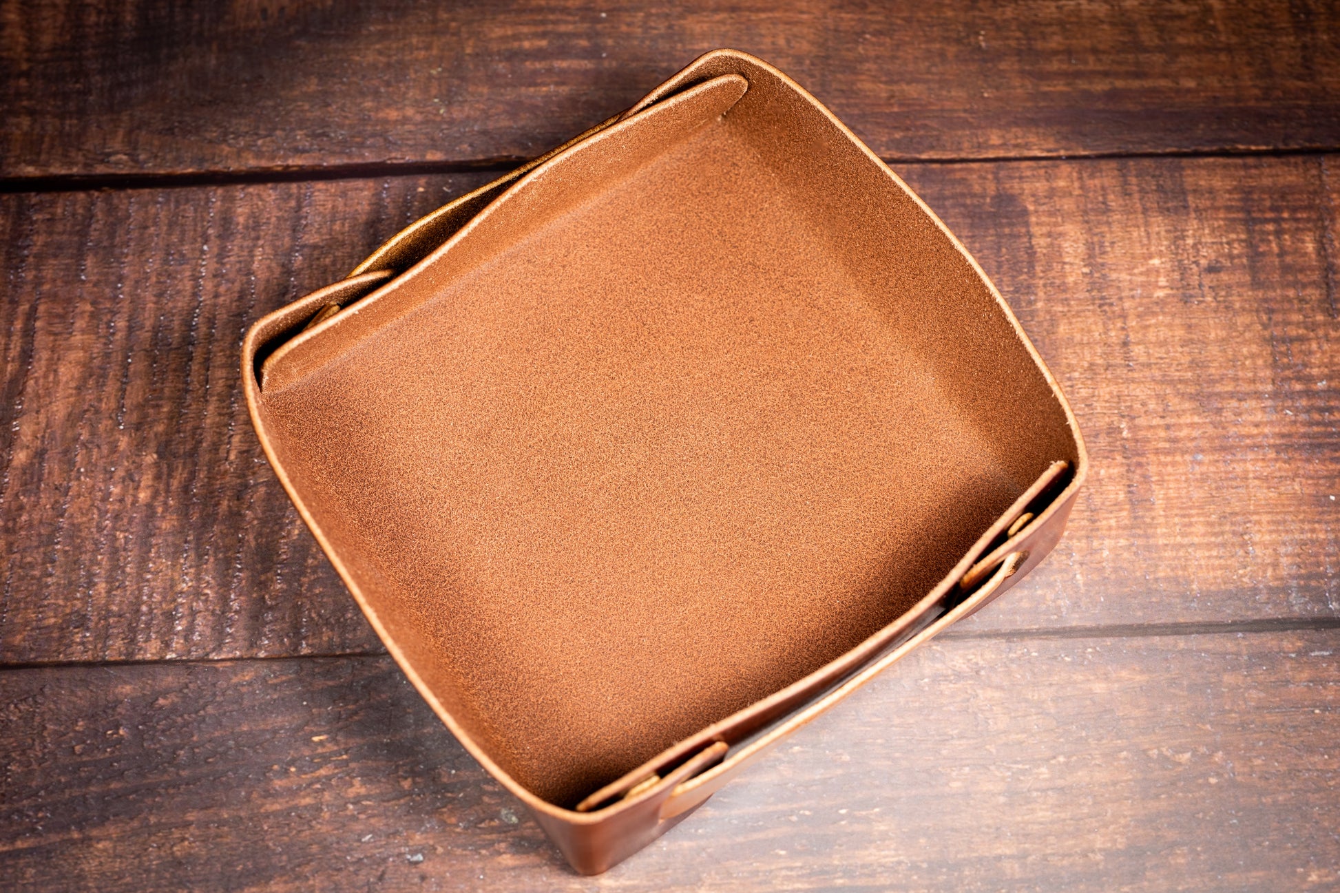 Compact and Sleek Vegetable-Tanned Leather Tray - Combining Practicality with Luxury | Plateau compact et élégant en cuir tanné végétal - Combinant praticité et luxe