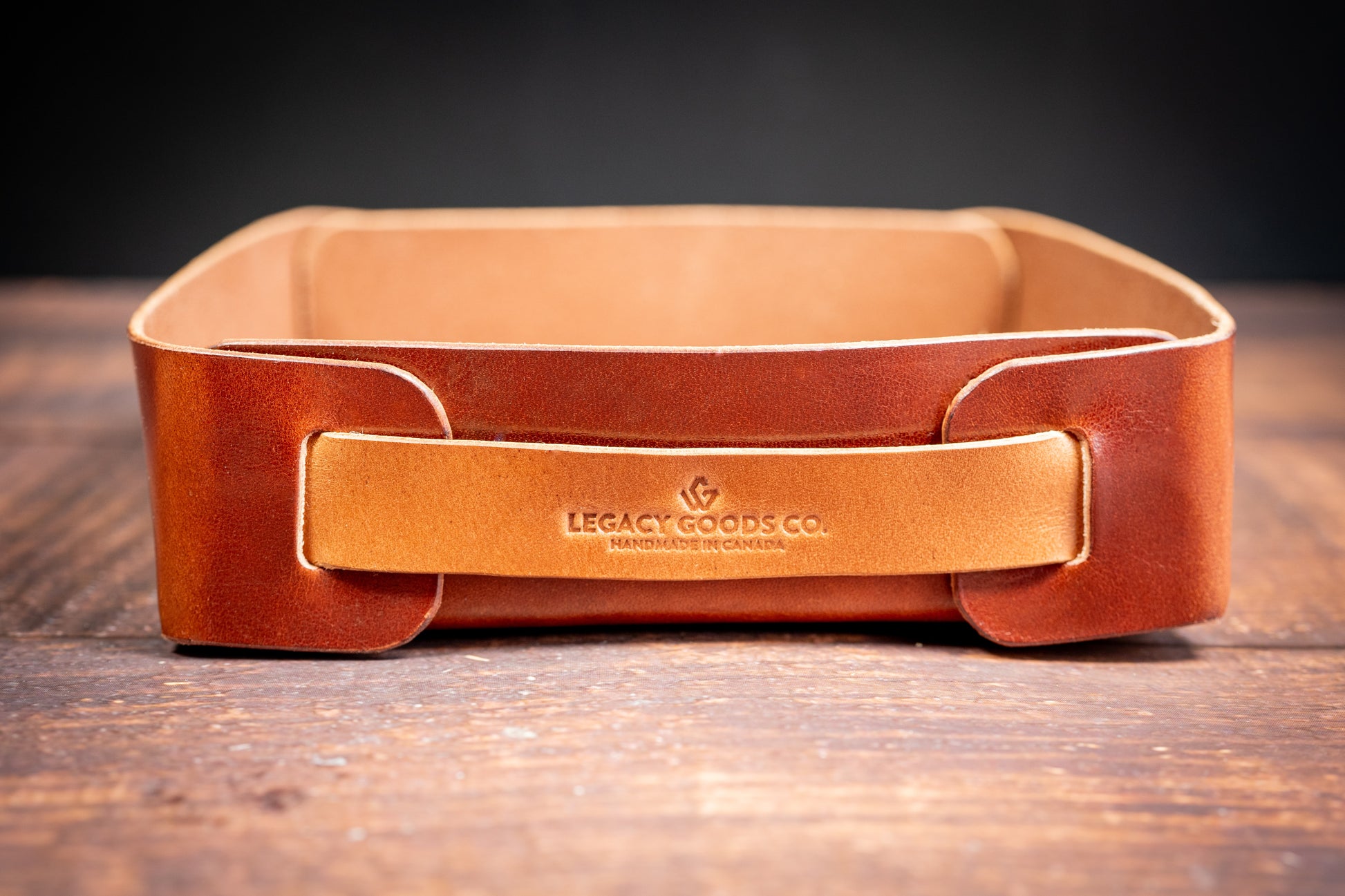 Sophisticated 15cm x 15cm Vegetable Tanned Leather Tray - Perfect for Holding Jewelry, Keys, and Coins | Plateau sophistiqué en cuir tanné végétal de 15cm x 15cm - Parfait pour contenir des bijoux, des clés et des pièces de monnaie