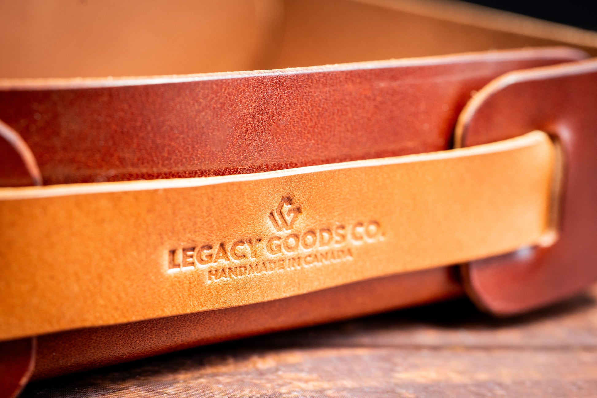 High-Quality Vegetable Tanned Leather Tray in Chocolate Color - Adds a Luxurious Touch to Any Decor | Plateau en cuir tanné végétal de haute qualité de couleur chocolat - Ajoute une touche luxueuse à tout décor