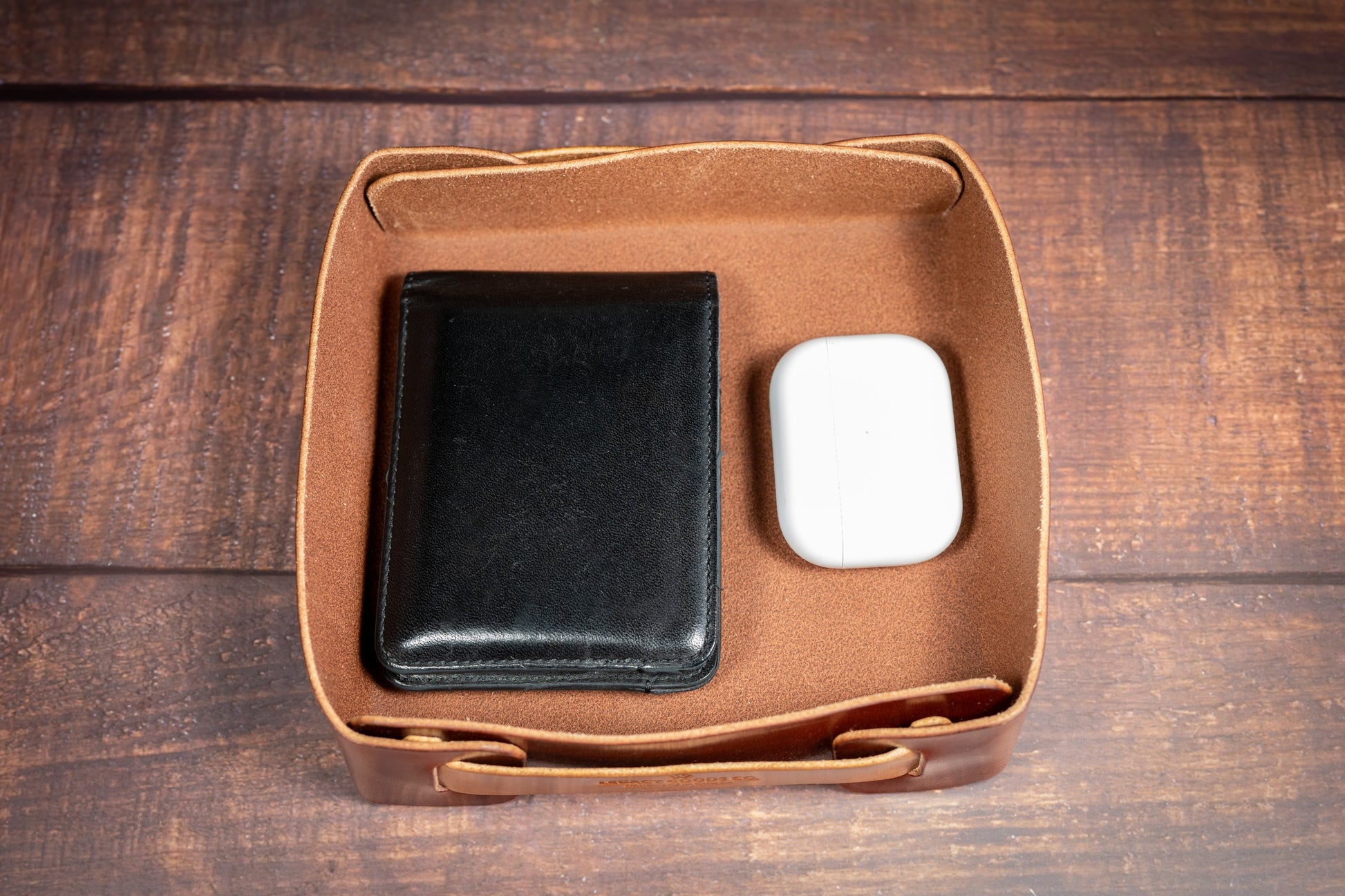Durable and Stylish Vegetable Tanned Leather Tray - An Investment in Quality and Style for Your Living Space | Plateau durable et élégant en cuir tanné végétal - Un investissement en qualité et style pour votre espace de vie