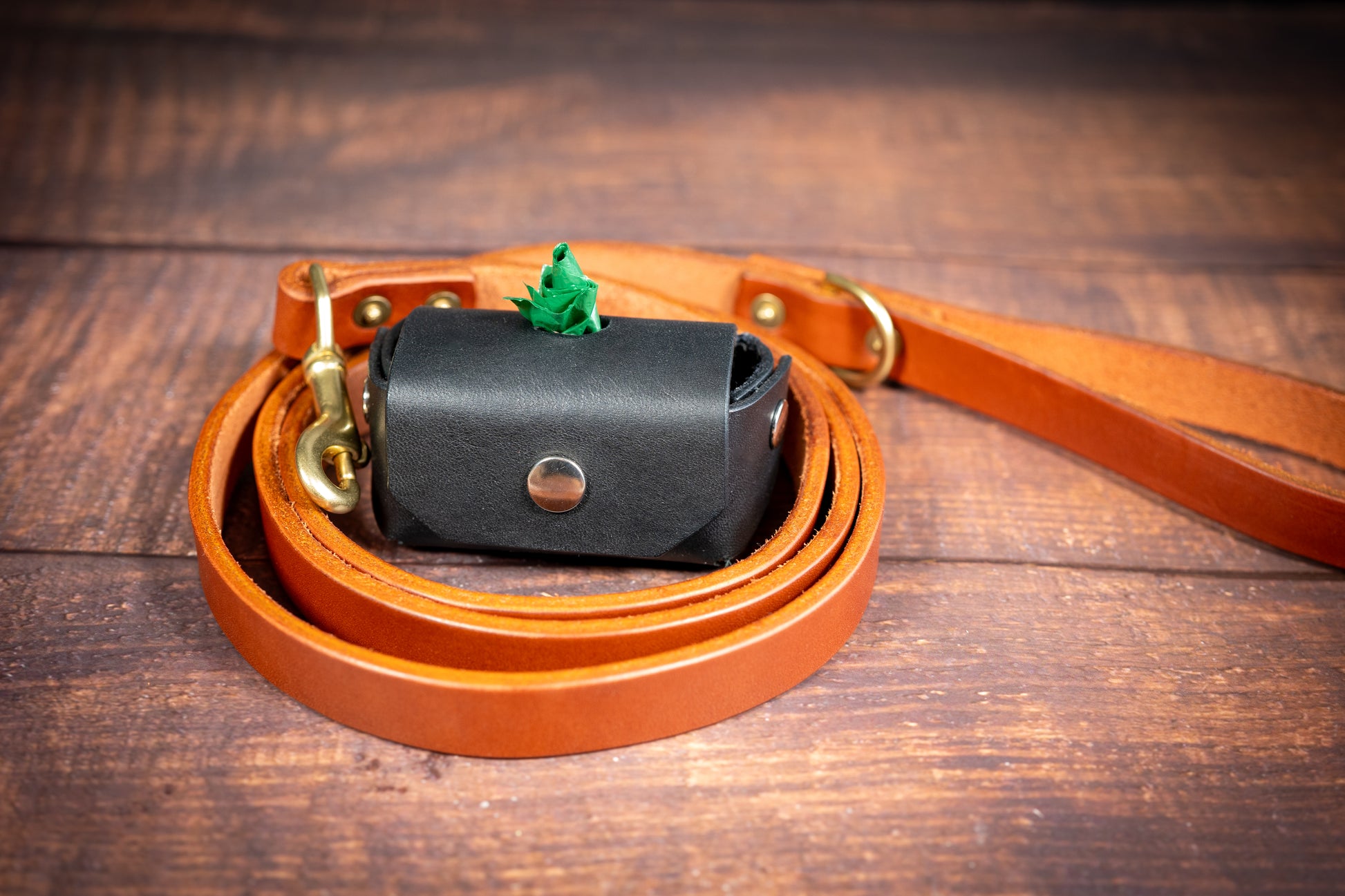 Sophisticated Poop Bag Holder Made from High-Quality Leather | Porte-sac à crottes sophistiqué fabriqué en cuir de haute qualité