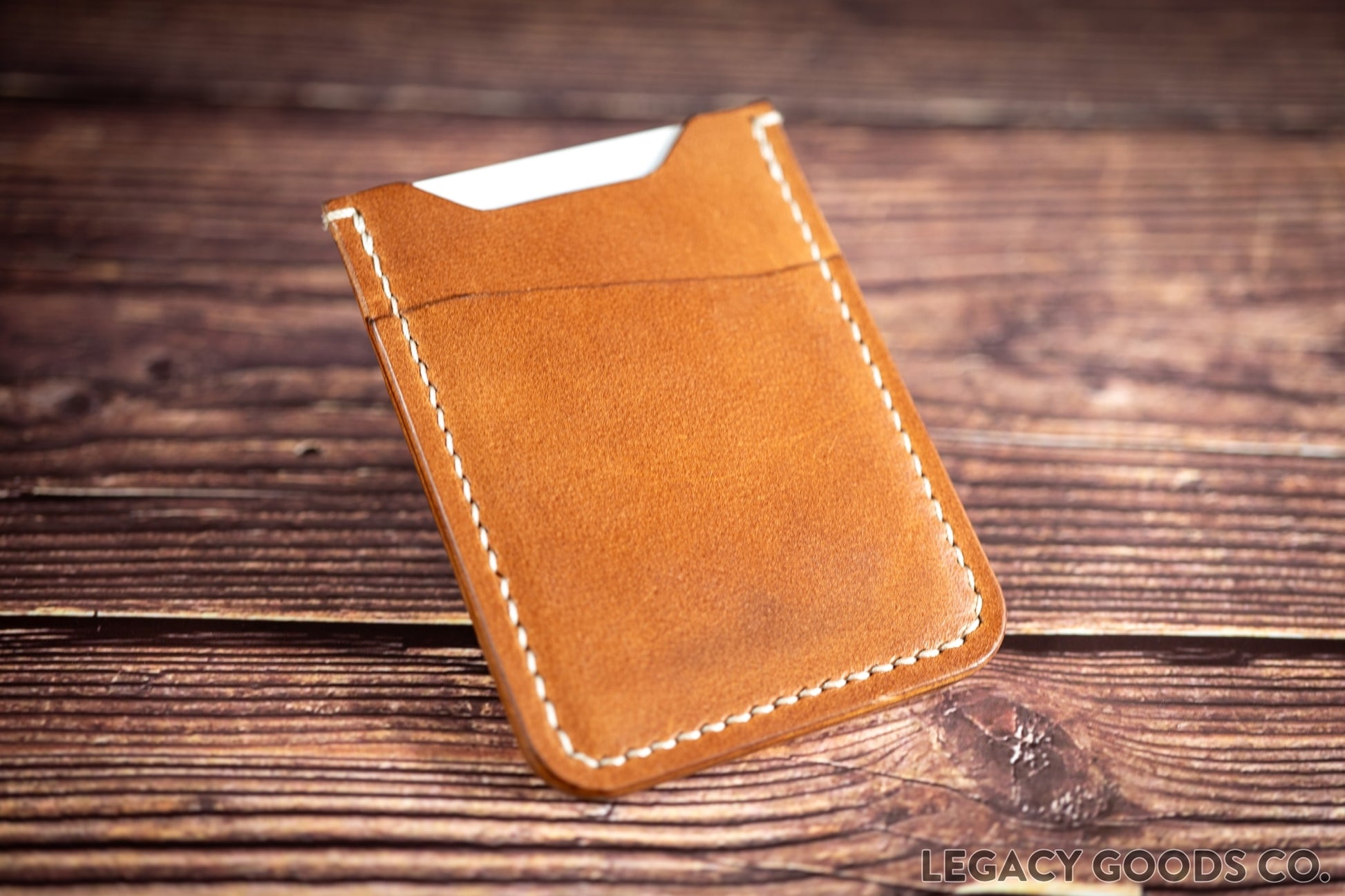 M1 Wallet handcrafted leather good in buck brown | Portefeuille M1 en cuir fait à la main en brun biche