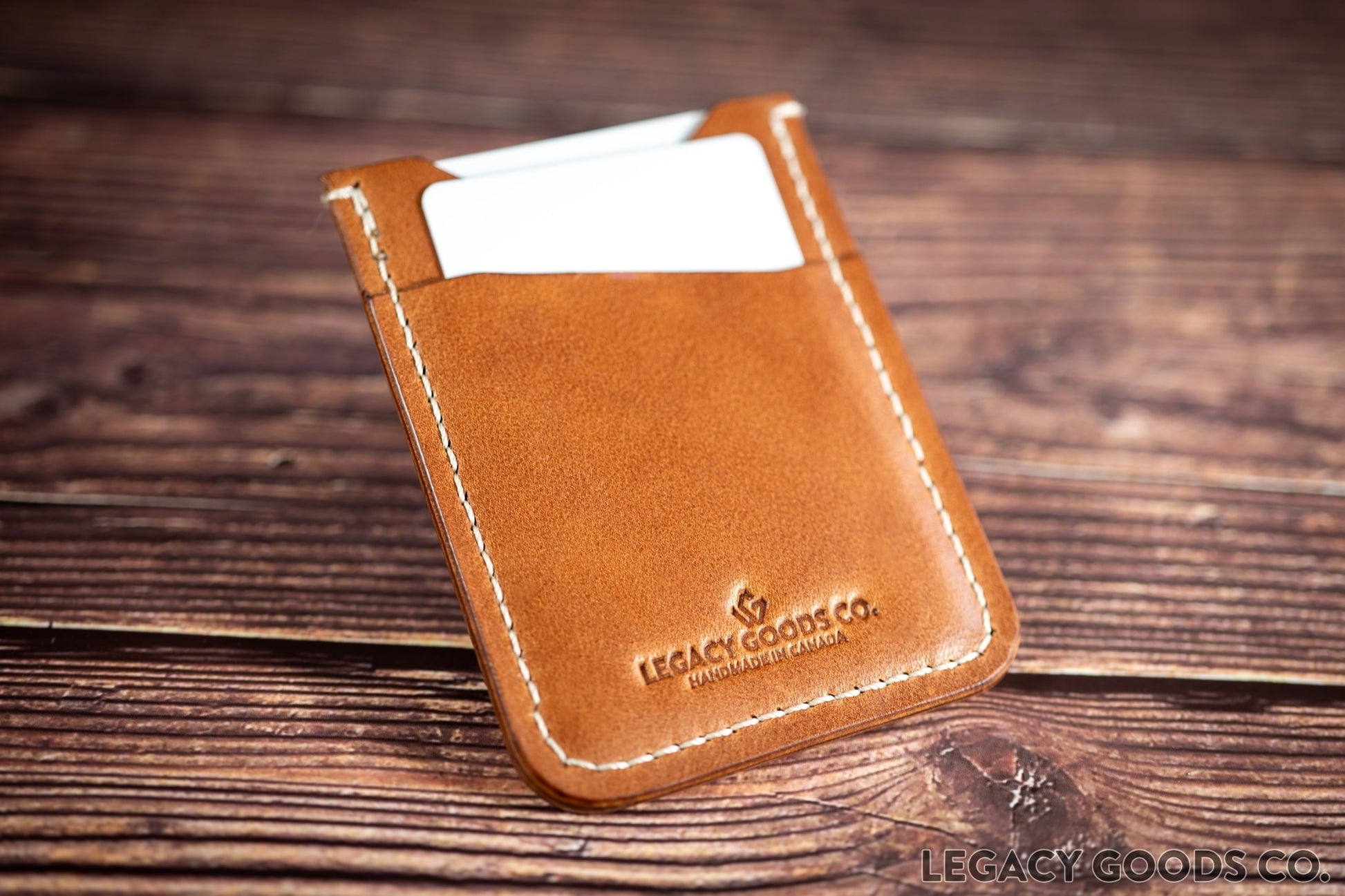 M1 Wallet handcrafted leather good in buck brown | Portefeuille M1 en cuir fait à la main en brun biche