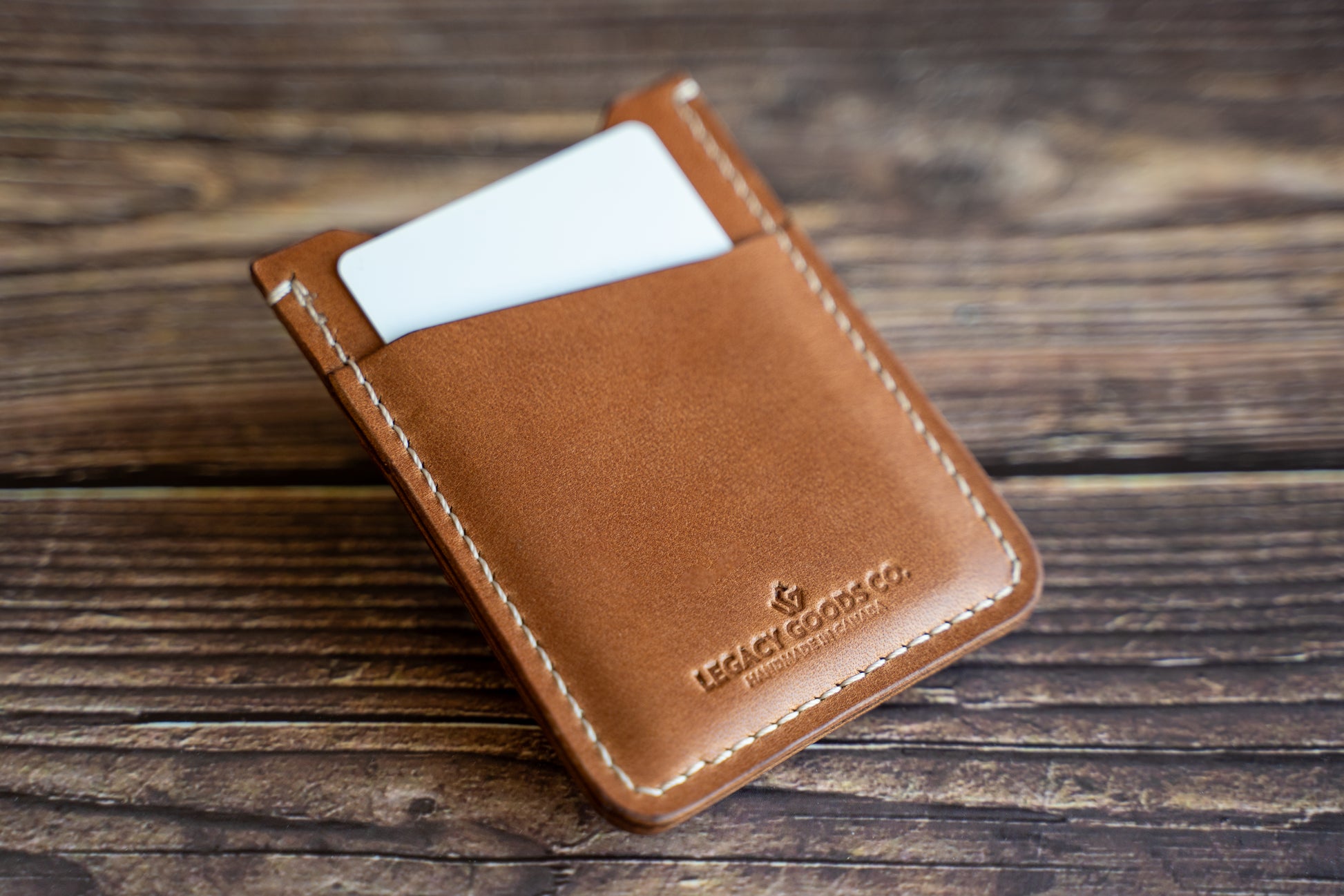 Subtly sized M1 wallet designed for unnoticeable carry with AirTag slot | Portefeuille M1 de taille discrète conçu pour un port imperceptible avec emplacement pour AirTag