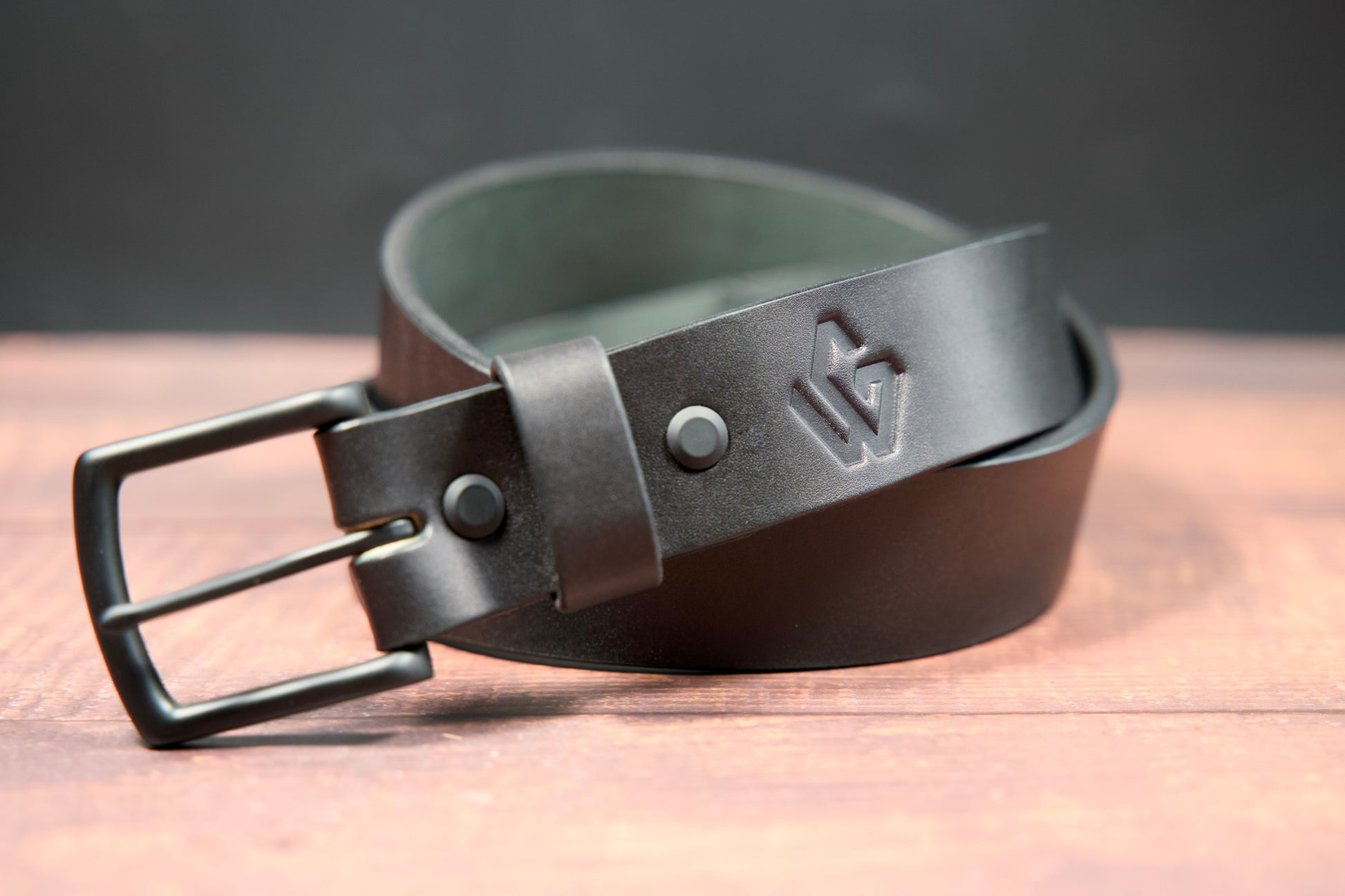 Premium vegetable tanned black belt featuring a robust thickness and timeless aesthetic | Ceinture noire en cuir tanné végétal de qualité supérieure avec une épaisseur robuste et une esthétique intemporelle