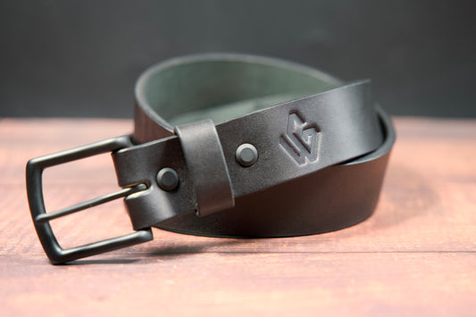 Premium vegetable tanned black belt featuring a robust thickness and timeless aesthetic | Ceinture noire en cuir tanné végétal de qualité supérieure avec une épaisseur robuste et une esthétique intemporelle