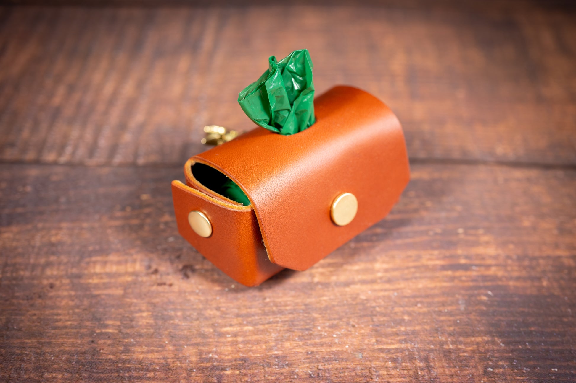 Premium Leather Dog Poop Bag Holder Made from Wickett & Craig Leather | Porte-sac à crottes pour chien en cuir premium fabriqué à partir de cuir Wickett & Craig