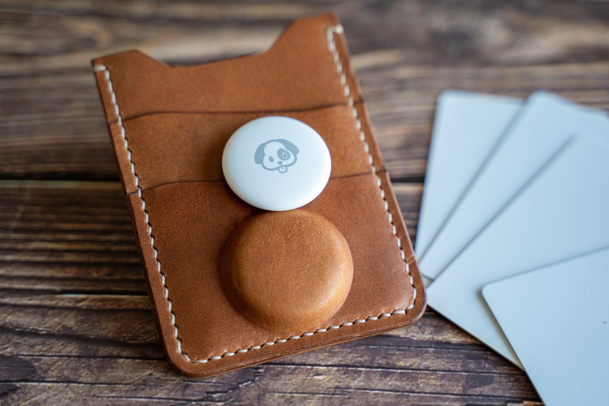 Vegetable-tanned leather wallet in black and buck brown