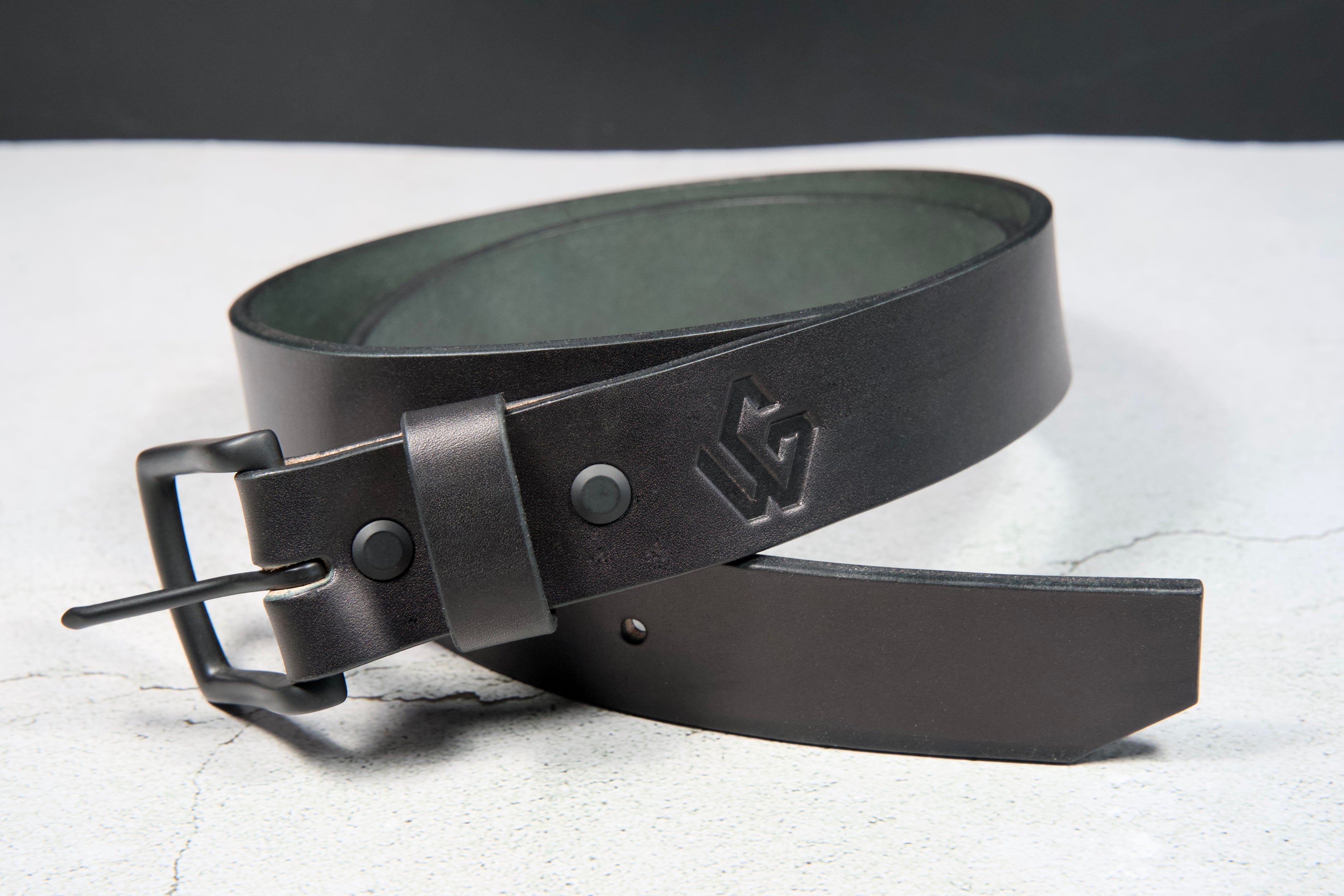 Black Matte Timeless Belt with Antique Brass Buckle for a stylish and durable accessory | Ceinture intemporelle noire mate avec boucle en laiton antique pour un accessoire élégant et durable