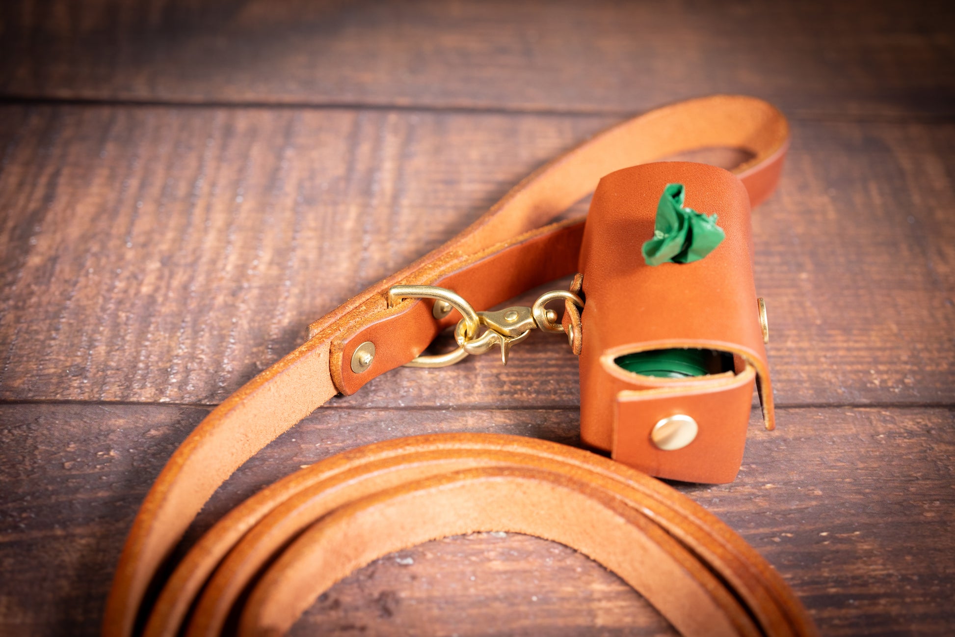 Porte-sac à crottes pour chien de couleur châtaigne avec quincaillerie en laiton