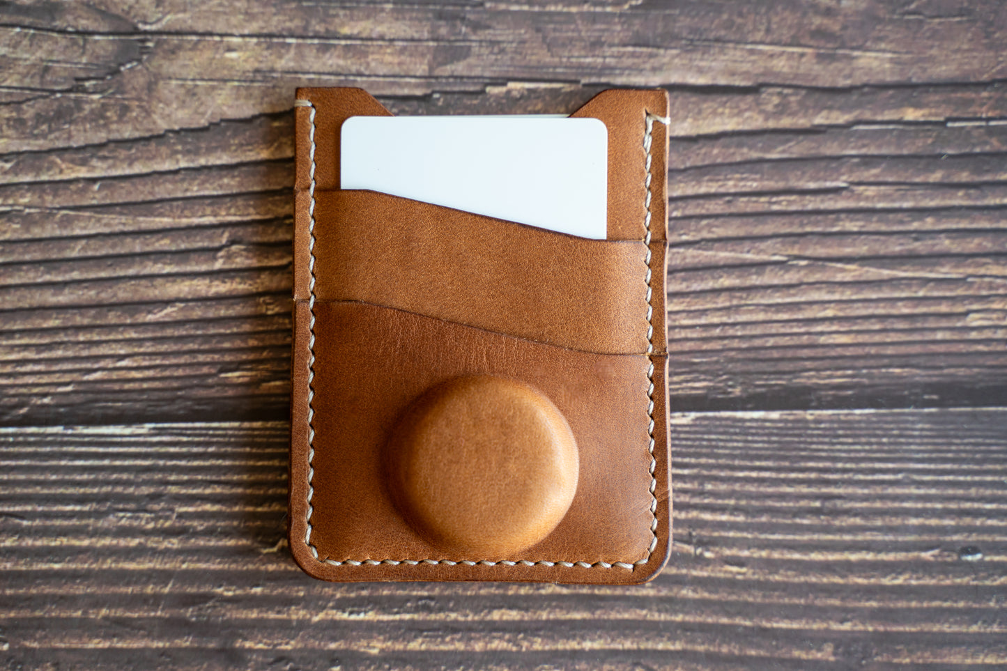 Premium leather wallet compatible with Apple AirTag