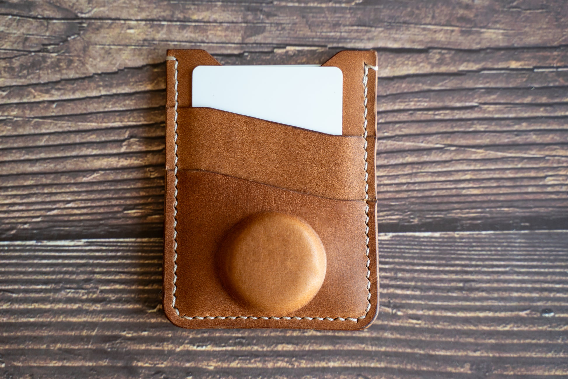Premium leather wallet compatible with Apple AirTag