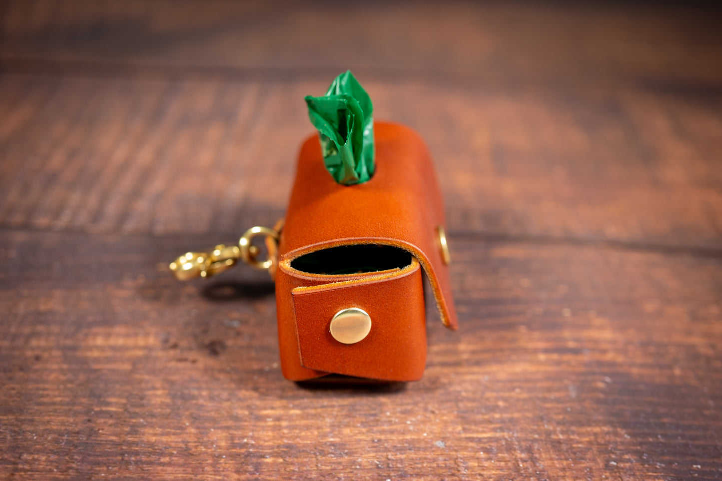 Porte-sac à crottes pour chien de couleur châtaigne avec quincaillerie en laiton